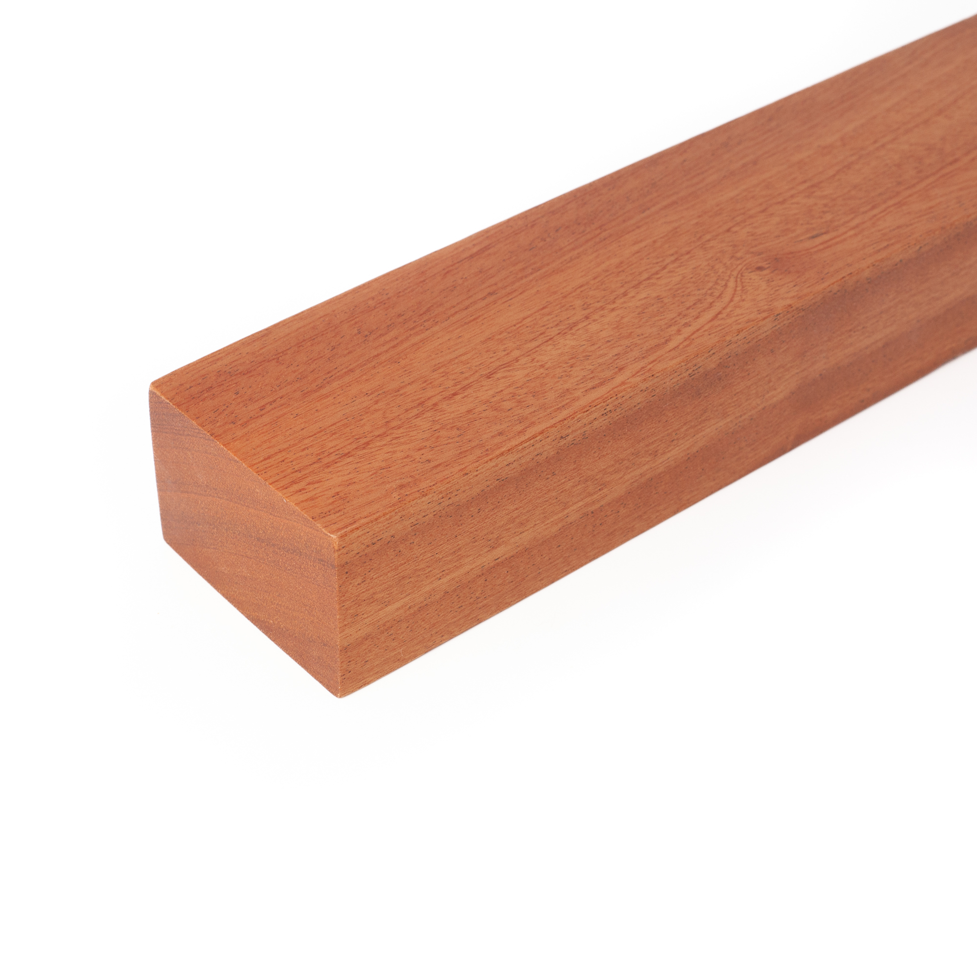 Pasamanos rectangular de cerezo con extremo recto, recortado, madera rojiza de veteado fino, vista oblicua frontal