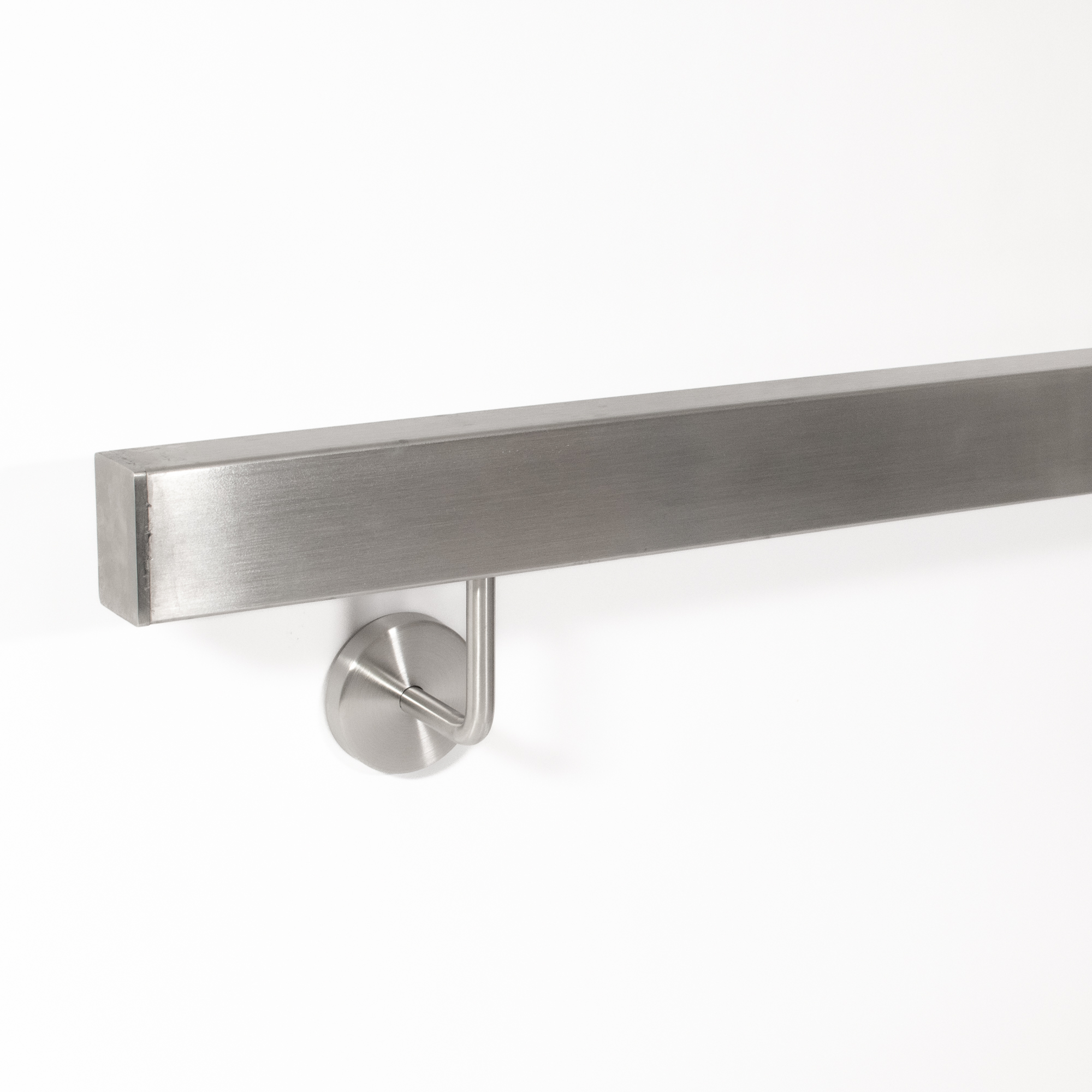 Pasamanos rectangular de acero inoxidable con soporte recto y roseta, perfil plano cepillado, detalle del extremo