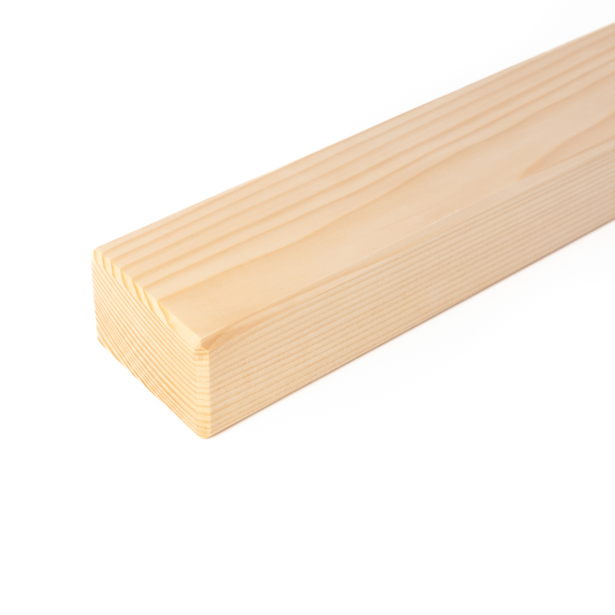 Pasamanos rectangular de abeto, primer plano del extremo con bisel en los cantos, abeto natural sobre fondo blanco