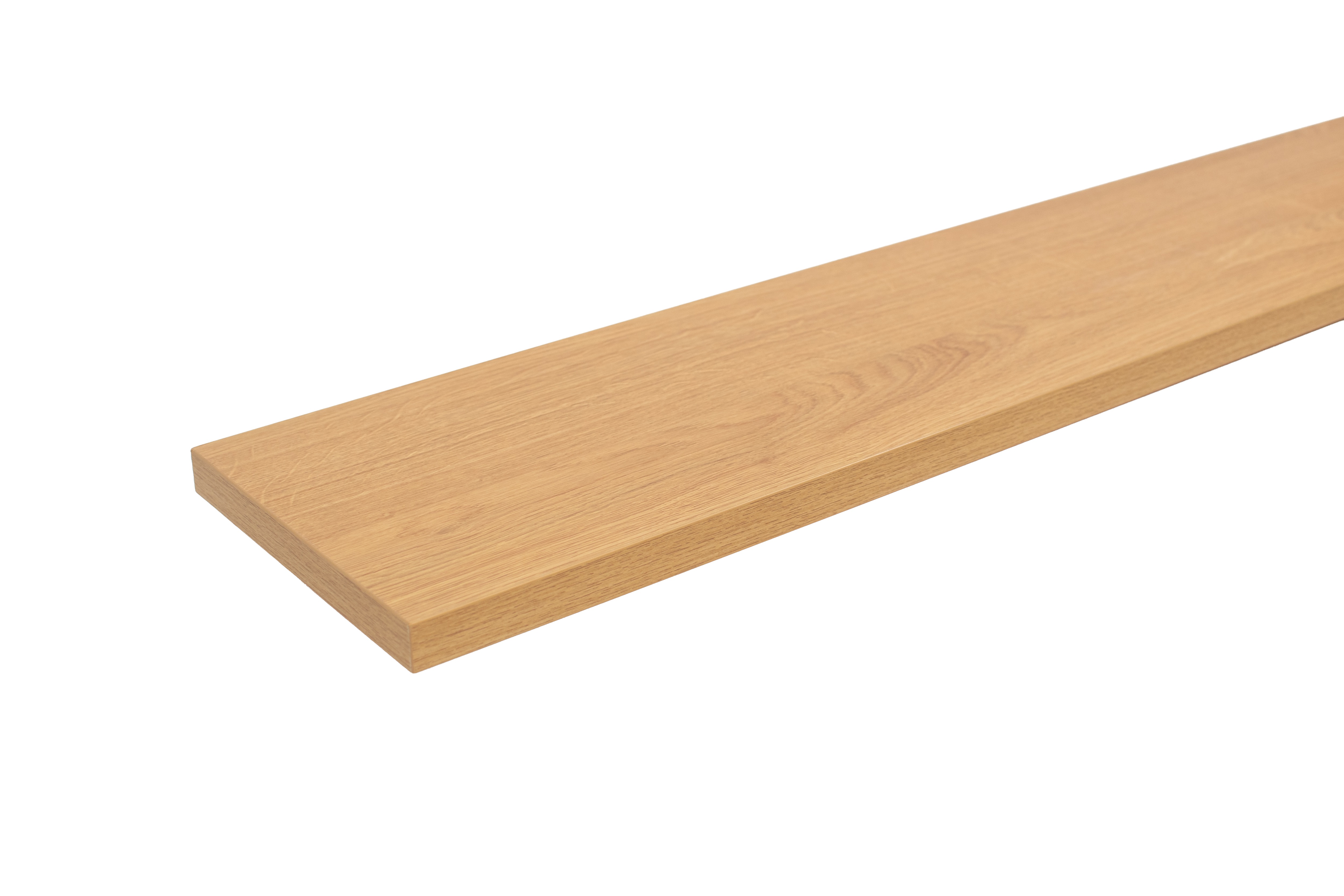 Alféizar de melamina con aspecto de madera de roble, recortado sobre fondo blanco en vista lateral plana con testa