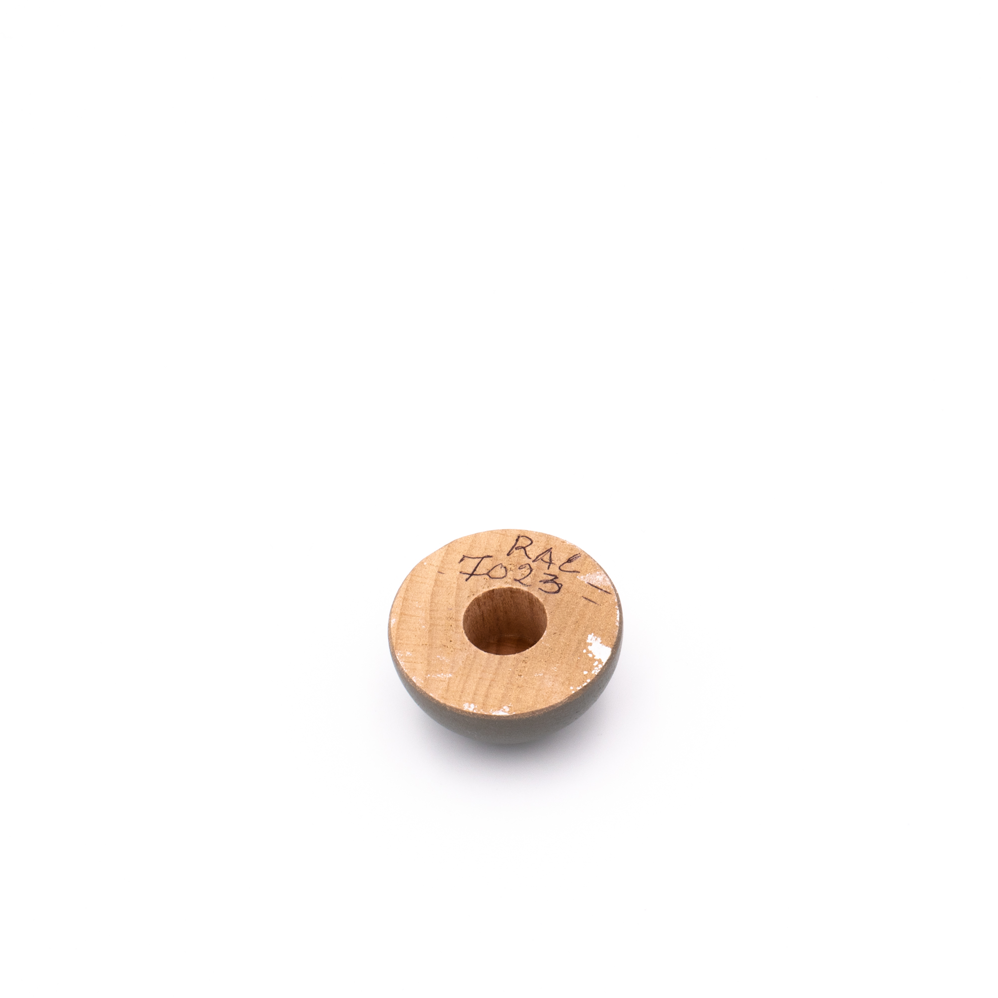 Remate de haya lacado en gris RAL 7023, parte trasera con taladro para pasamanos de madera de Ø 40 a 50 mm, fondo blanco