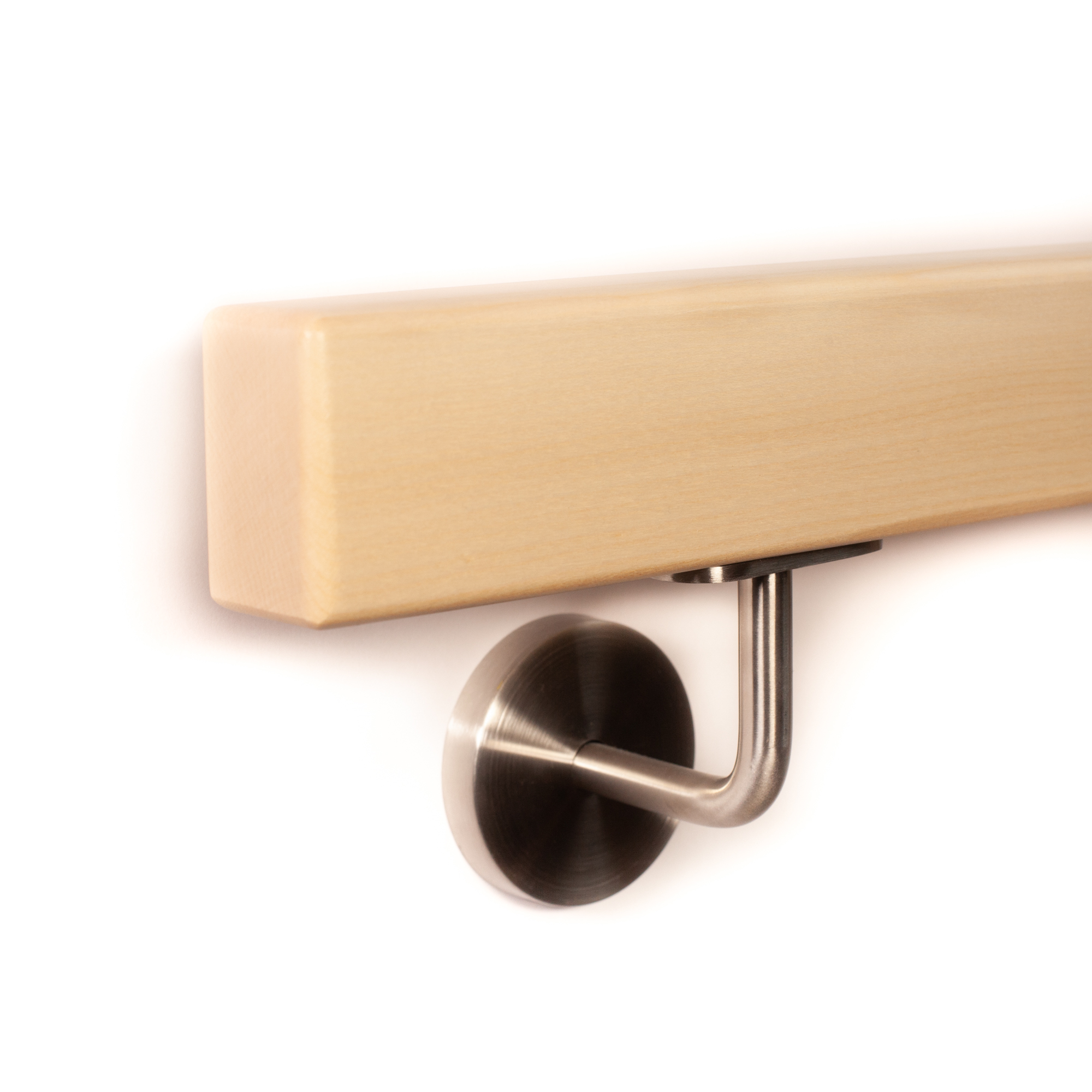 Pasamanos rectangular de arce natural con soporte de acero inoxidable, vista lateral, extremo con radio, fondo blanco