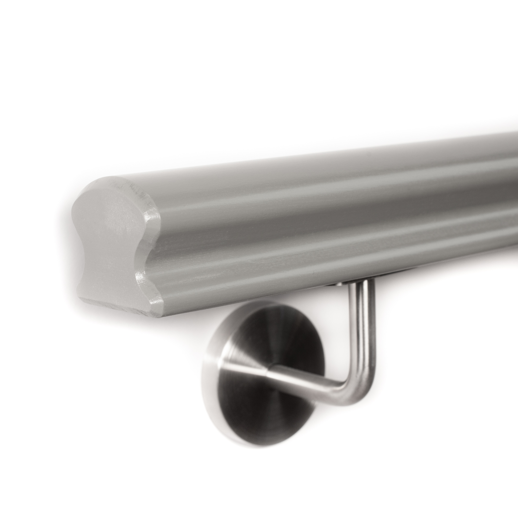 Pasamanos Omega gris de haya lacado, extremo con bisel de 3 mm, soporte de acero inoxidable en pared blanca, primer plano