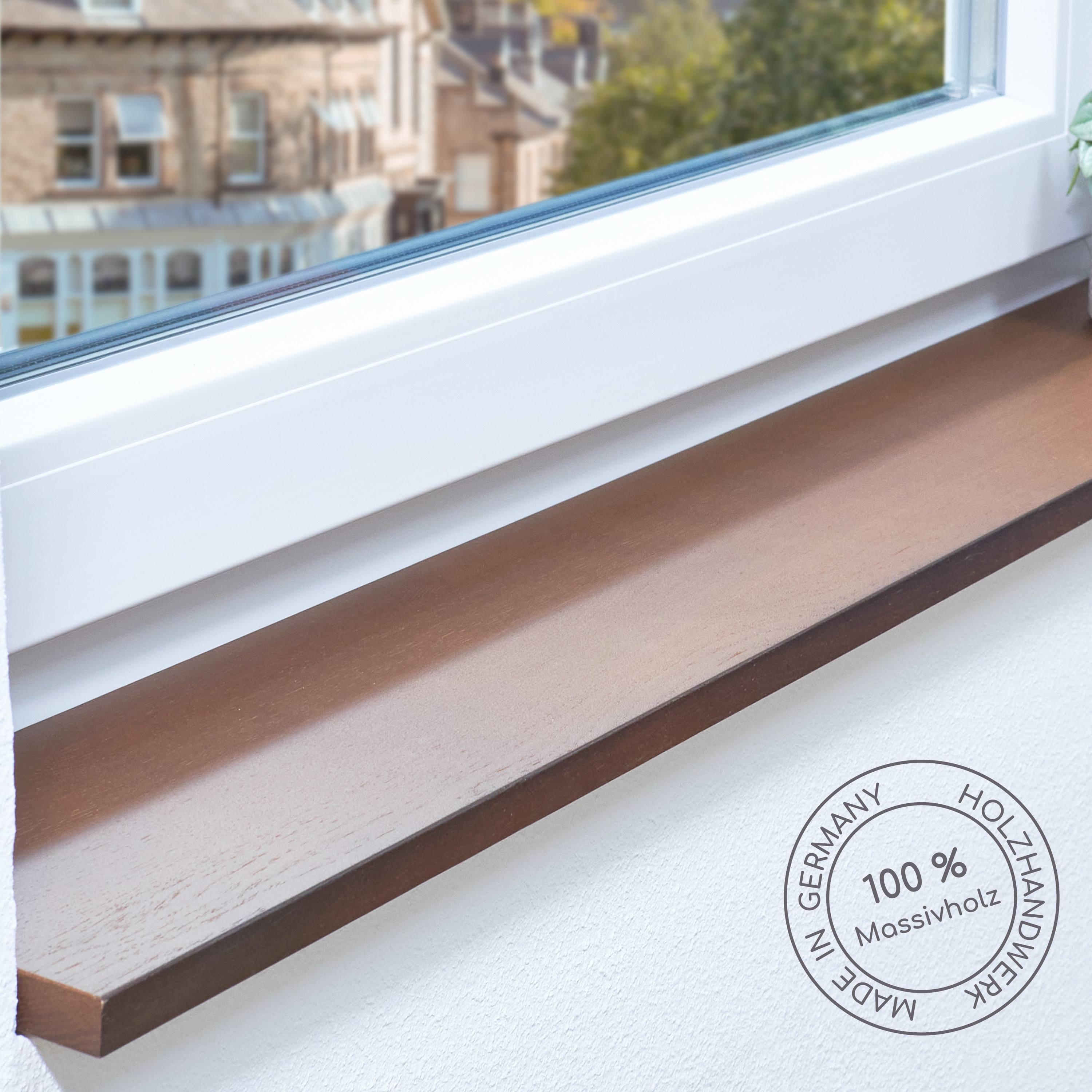 Alféizar de madera maciza marrón en la ventana con sello Made in Germany 100 % madera maciza artesanía, vista a la ciudad