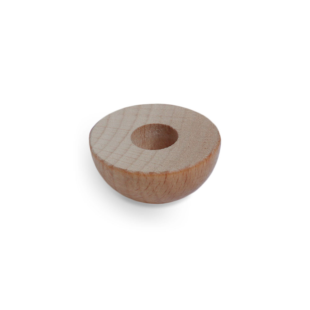 Remate de haya natural semirredondo para pasamanos de madera de Ø 40 a 50 mm, con taladro central, fondo blanco