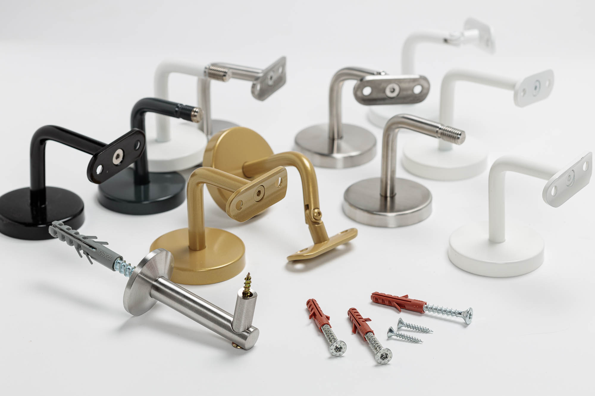 Soportes para pasamanos: distintos modelos en negro, blanco, acero inoxidable y dorado con tacos y tornillos, foto de estudio