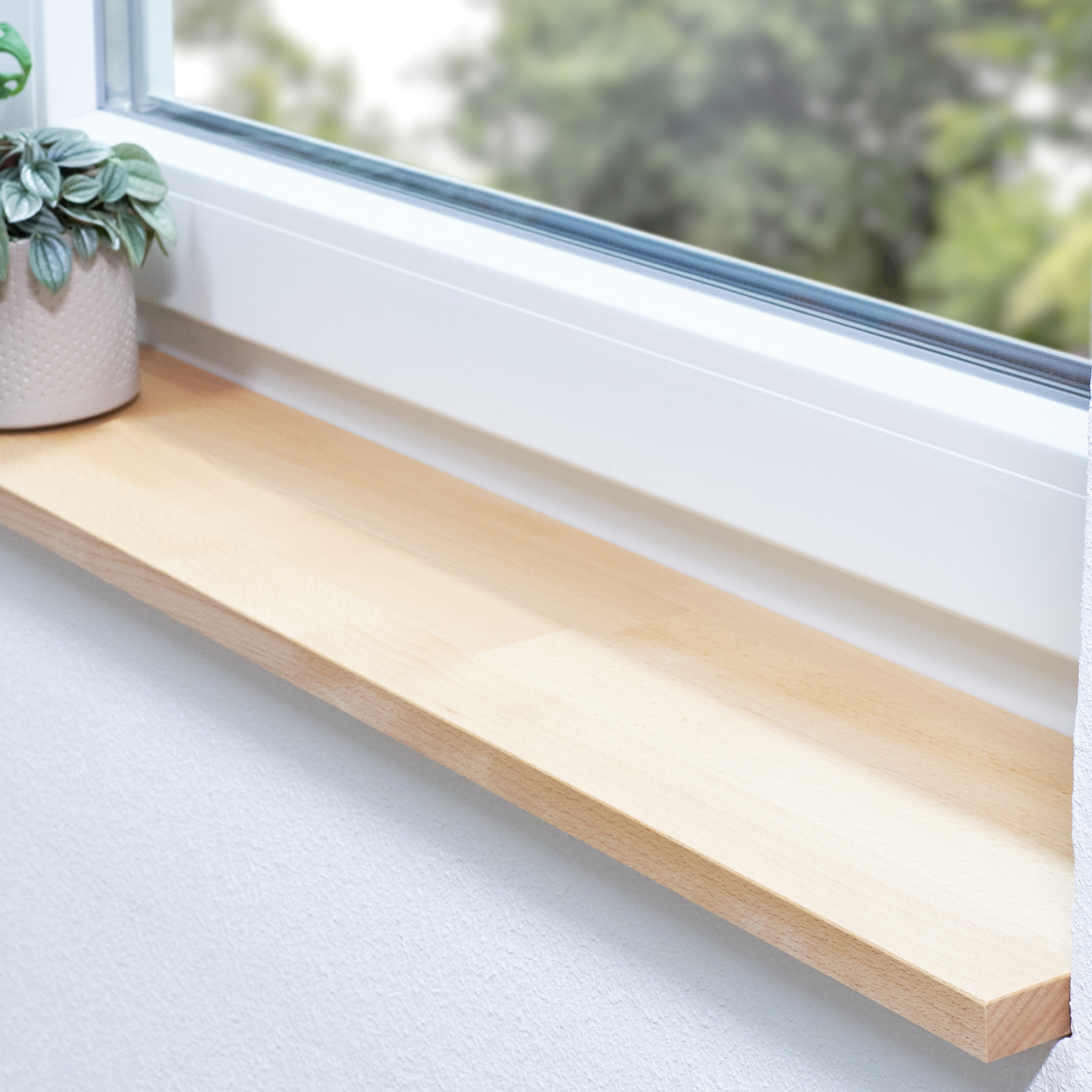 Alféizar de haya natural con unión dentada a medida, alféizar claro de madera maciza en el hueco de una ventana blanca