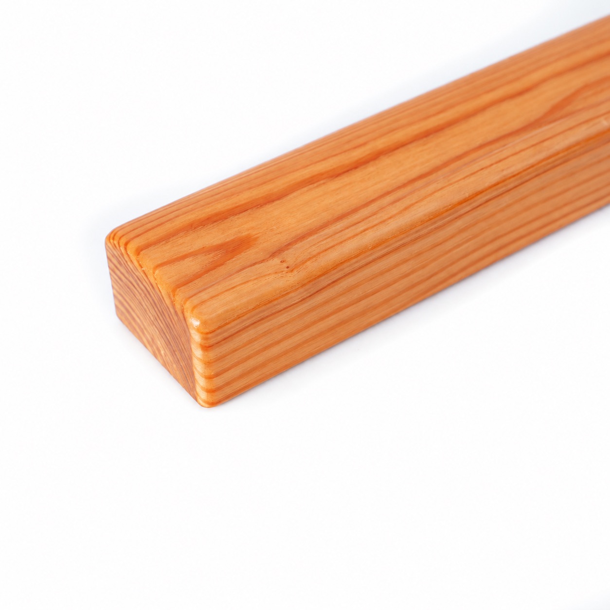 Pasamanos rectangular de alerce recortado sin soporte, cantos ligeramente redondeados en el extremo, veteado rojizo