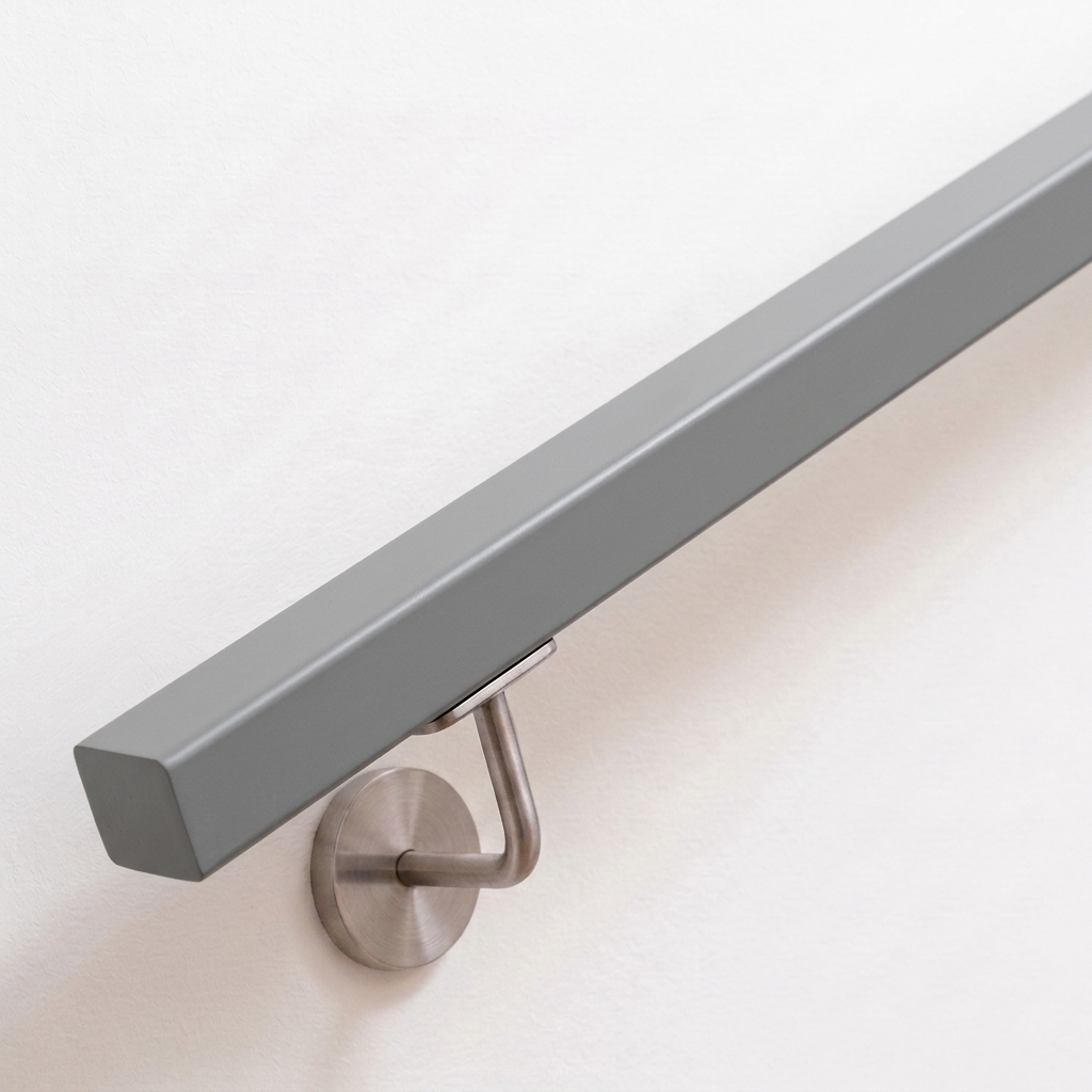 Pasamanos cuadrado de haya lacado gris en pared blanca con soporte de acero inoxidable, extremo recto, vista oblicua