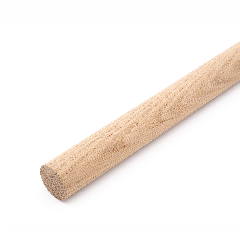 Barra redonda de roble, madera redonda con veteado intenso de roble, vista oblicua con testa sobre fondo blanco