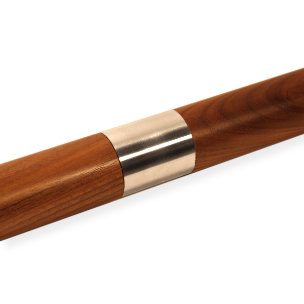 Pieza de unión recta para pasamanos de madera Ø 42 mm, casquillo metálico une dos pasamanos redondos, primer plano diagonal