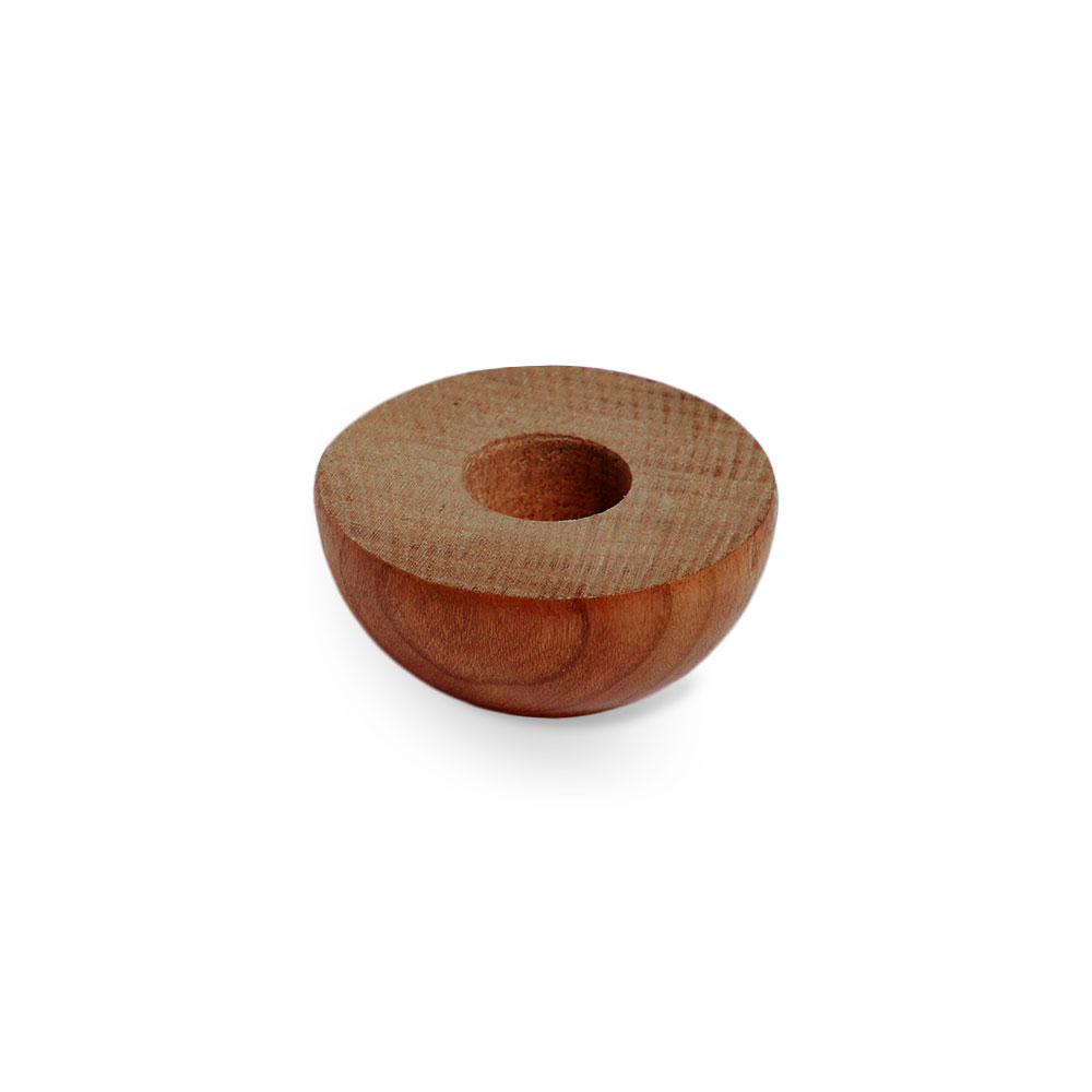 Remate de iroko natural semirredondo para pasamanos de madera de Ø 40 a 50 mm, remate marrón rojizo con taladro, fondo blanco