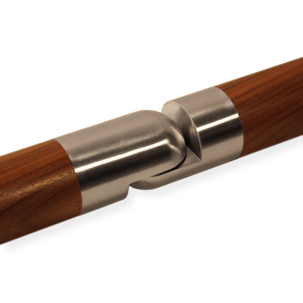 Pieza de unión flexible de acero inoxidable montada entre dos pasamanos redondos de madera, unión recta a 180°, primer plano