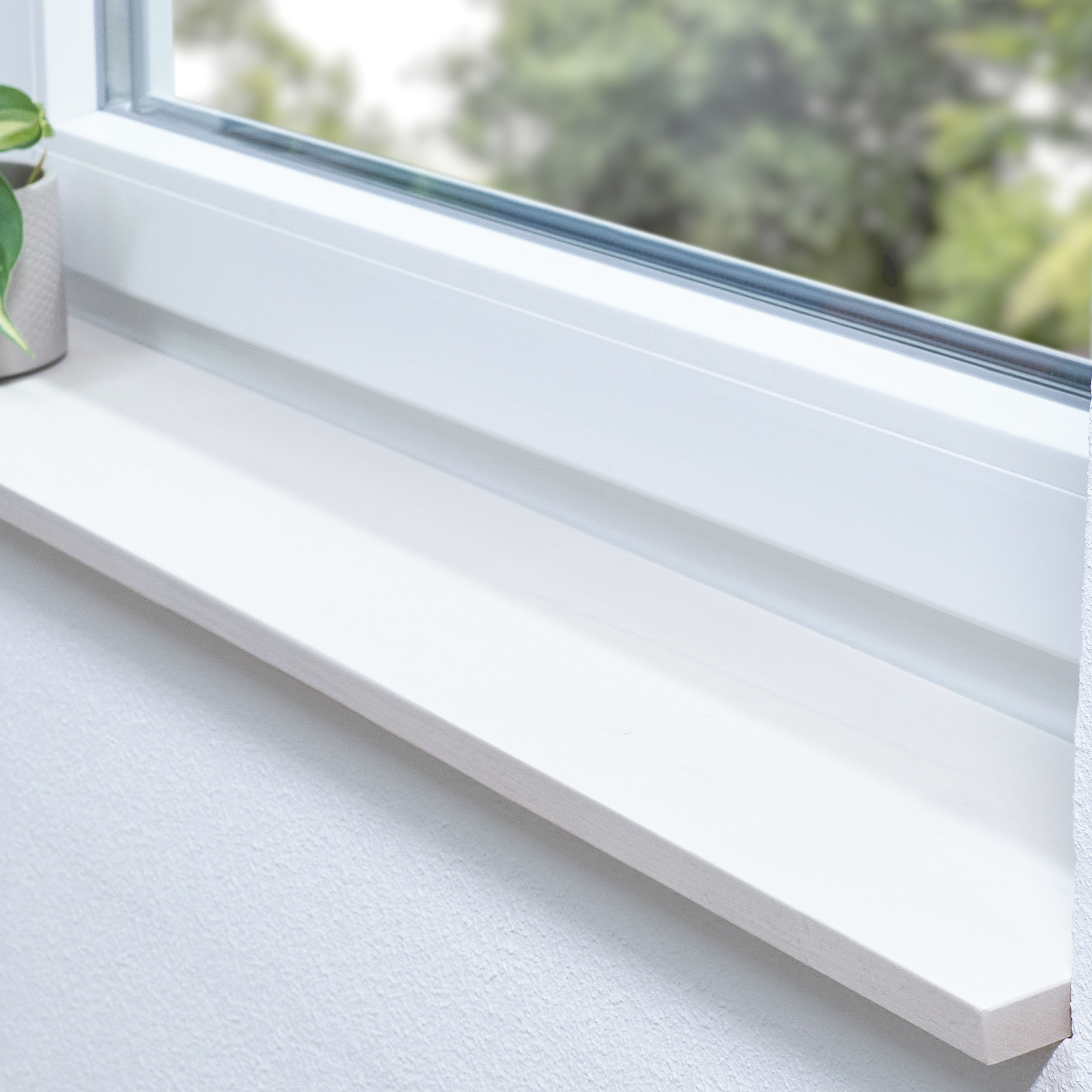 Alféizar de haya teñido de blanco con unión dentada a medida, alféizar blanco en el hueco de una ventana blanca