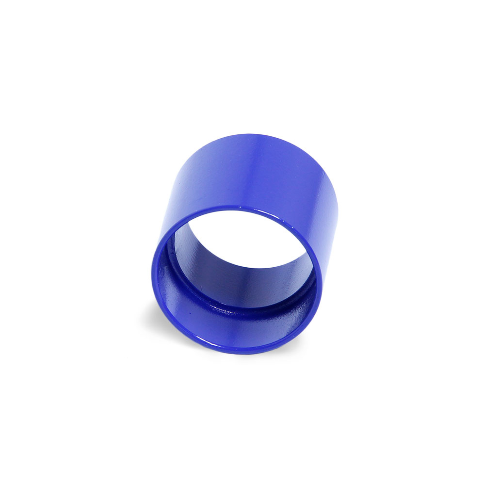 Plantilla para el montaje centrado de adaptadores de acero inoxidable, casquillo de plástico azul suelto sobre fondo blanco
