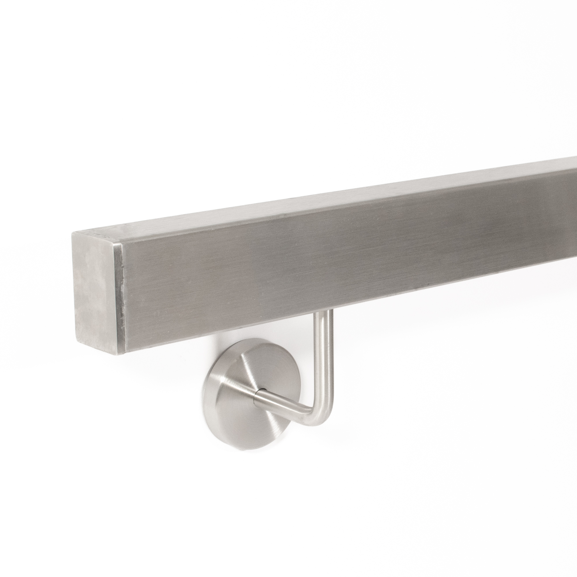 Pasamanos rectangular de acero inoxidable, primer plano del perfil cepillado con soporte de pared curvado, fondo blanco