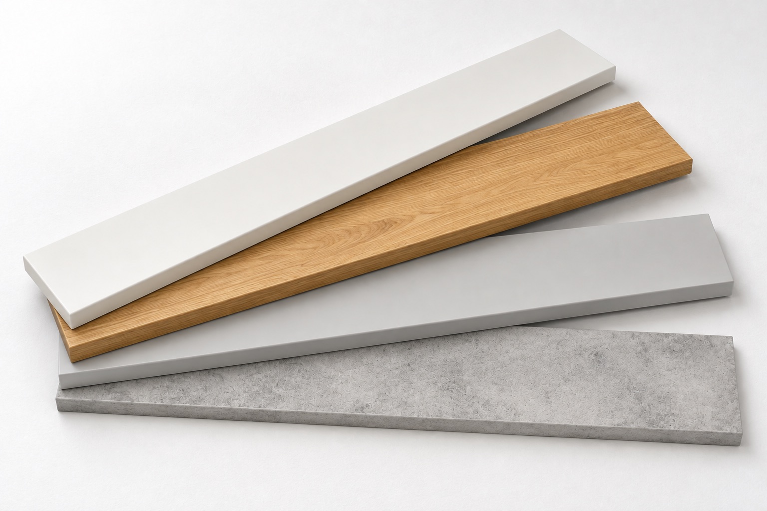 Muestras de alféizares claros: cuatro placas en blanco, aspecto roble, gris claro y aspecto piedra gris, en abanico