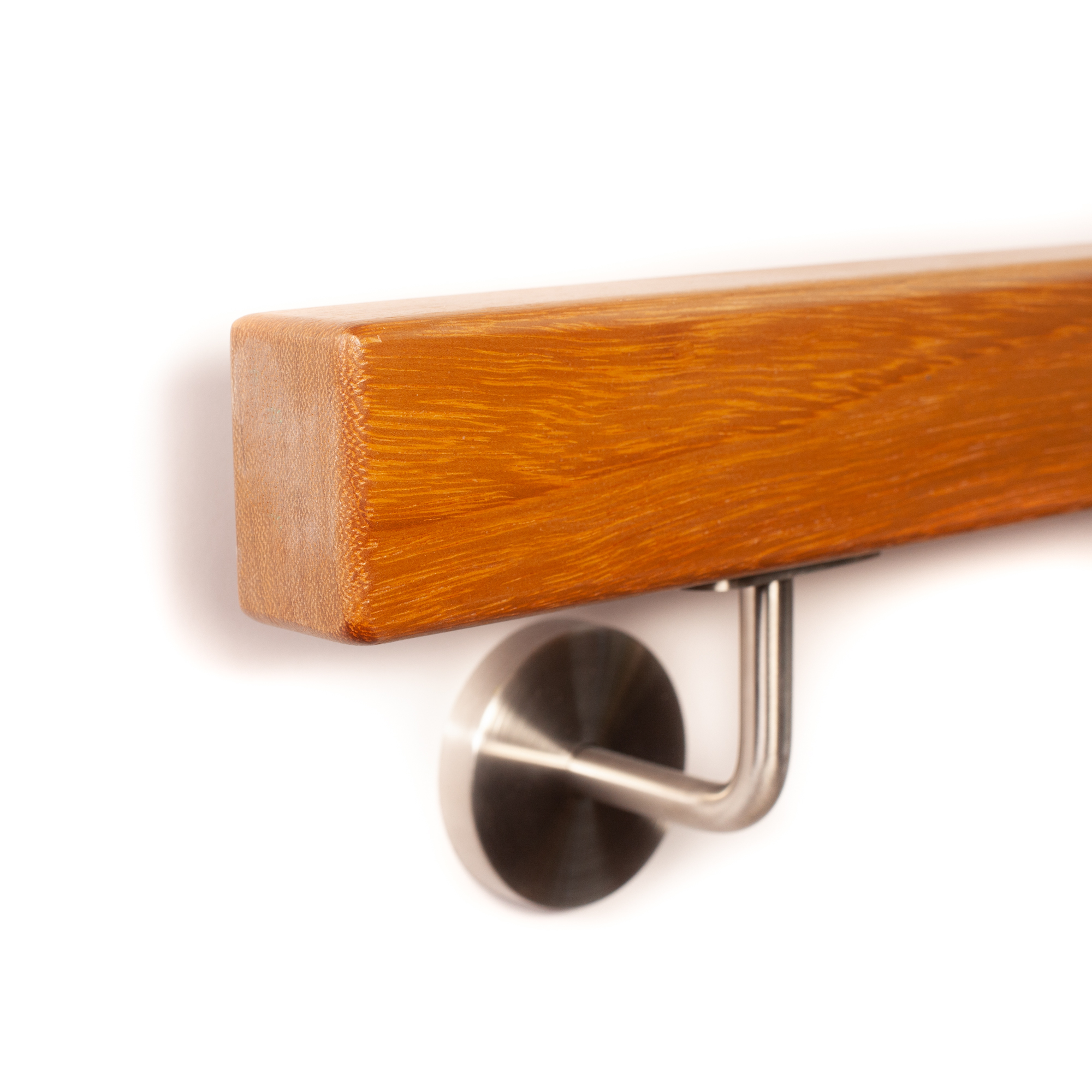 Pasamanos rectangular de iroko con extremo redondeado sobre soporte de acero inoxidable con roseta, vista lateral