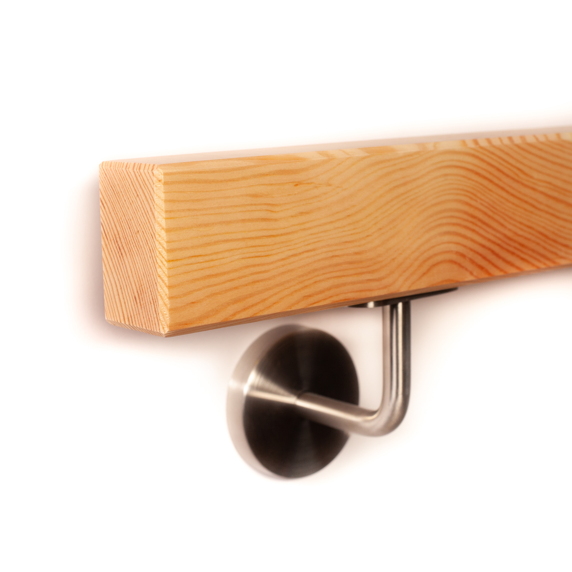 Pasamanos rectangular de pino con bisel en el extremo y soporte de acero inoxidable, primer plano de los cantos biselados