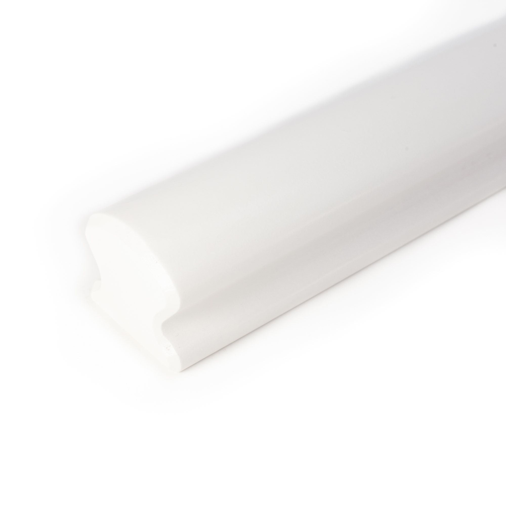 Pasamanos Omega de haya lacado en blanco, extremo con bisel de 3 mm, primer plano del perfil Omega sin soporte