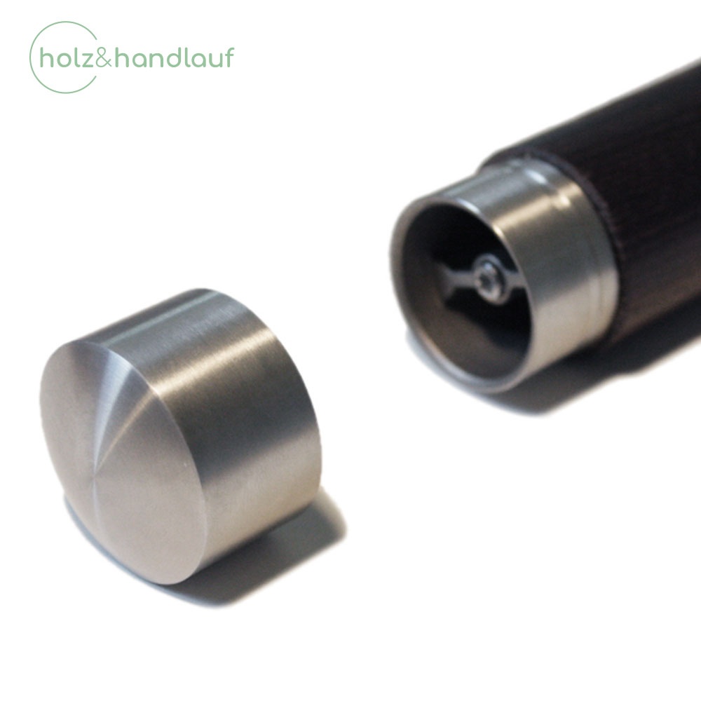 Remate de acero inoxidable para pasamanos de madera de 42 mm junto a extremo oscuro con casquillo de montaje, primer plano