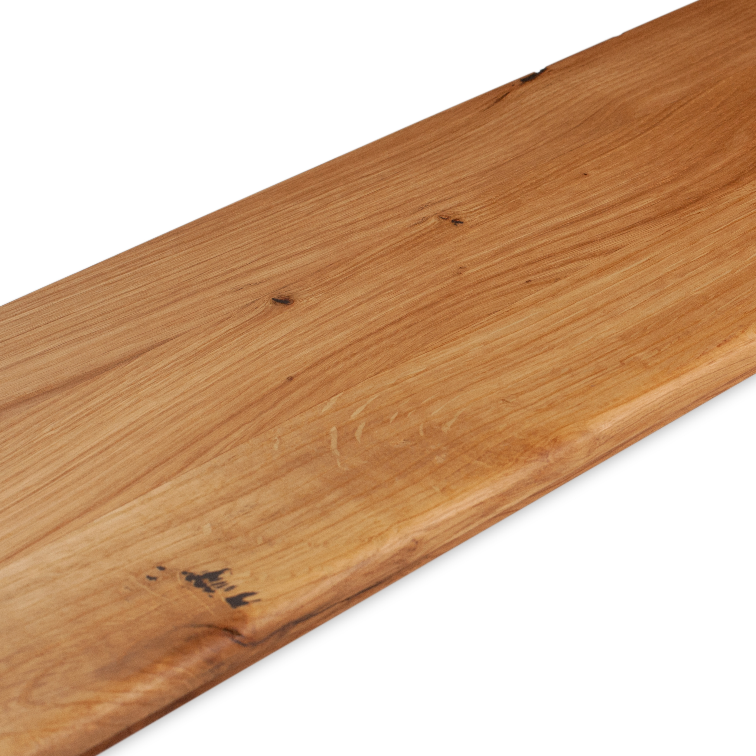 Alféizar de madera maciza natural con nudos y veteado vivo, lamas continuas, primer plano del canto