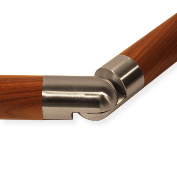 Pieza de unión flexible de acero inoxidable montada entre dos pasamanos redondos de madera, unión angulada, primer plano