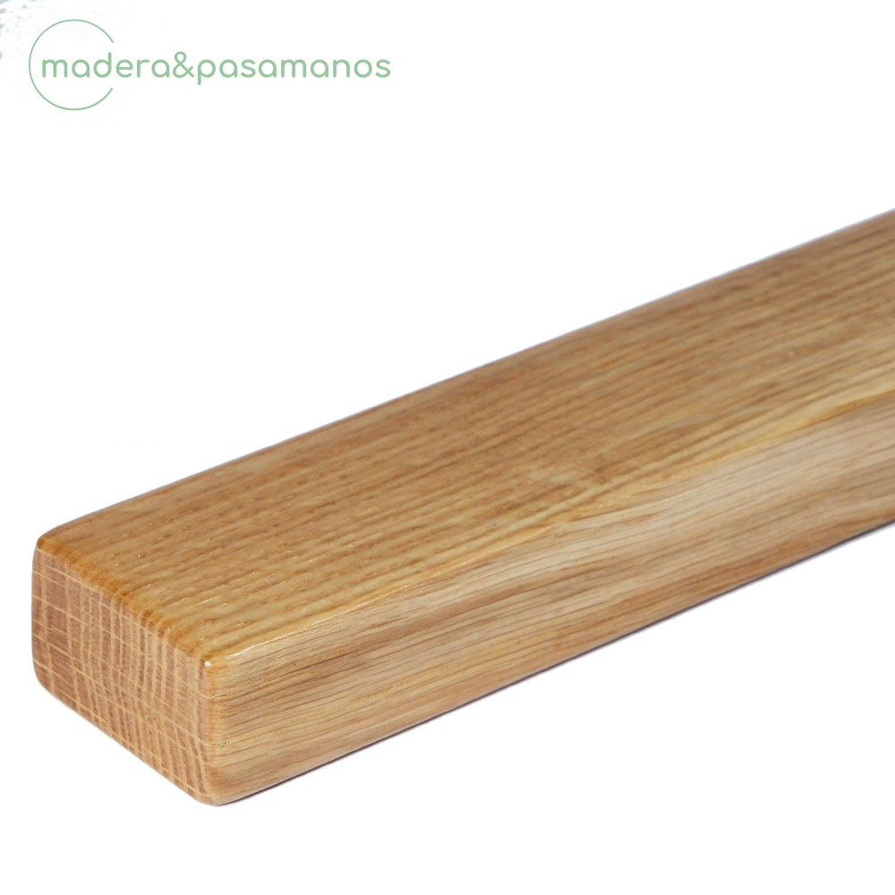 Pasamanos rectangular de roble con cantos redondeados: vista en perspectiva del extremo y del veteado claro de la madera
