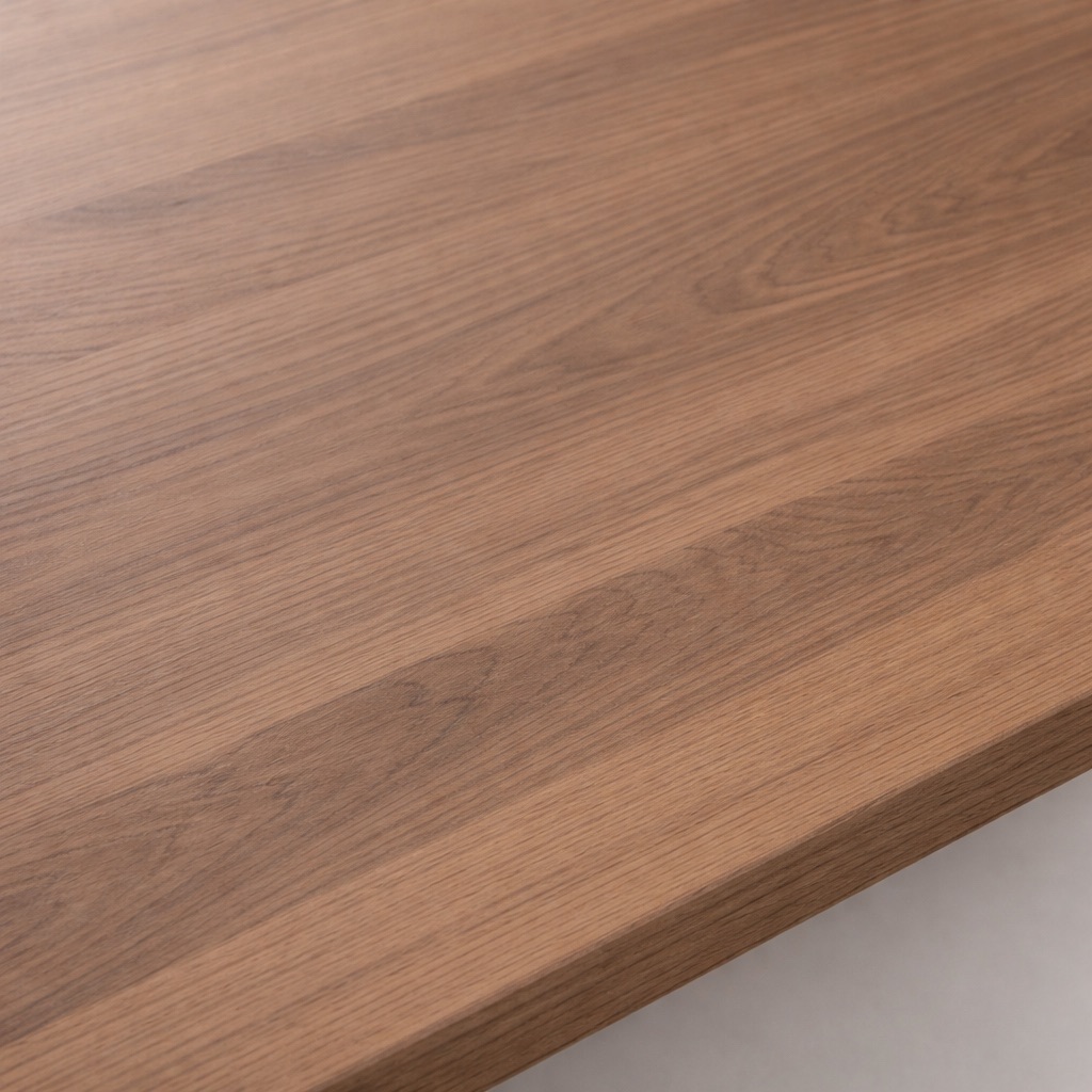 Alféizar de melamina con aspecto de madera de nogal, primer plano del decorado de madera y del canto delantero