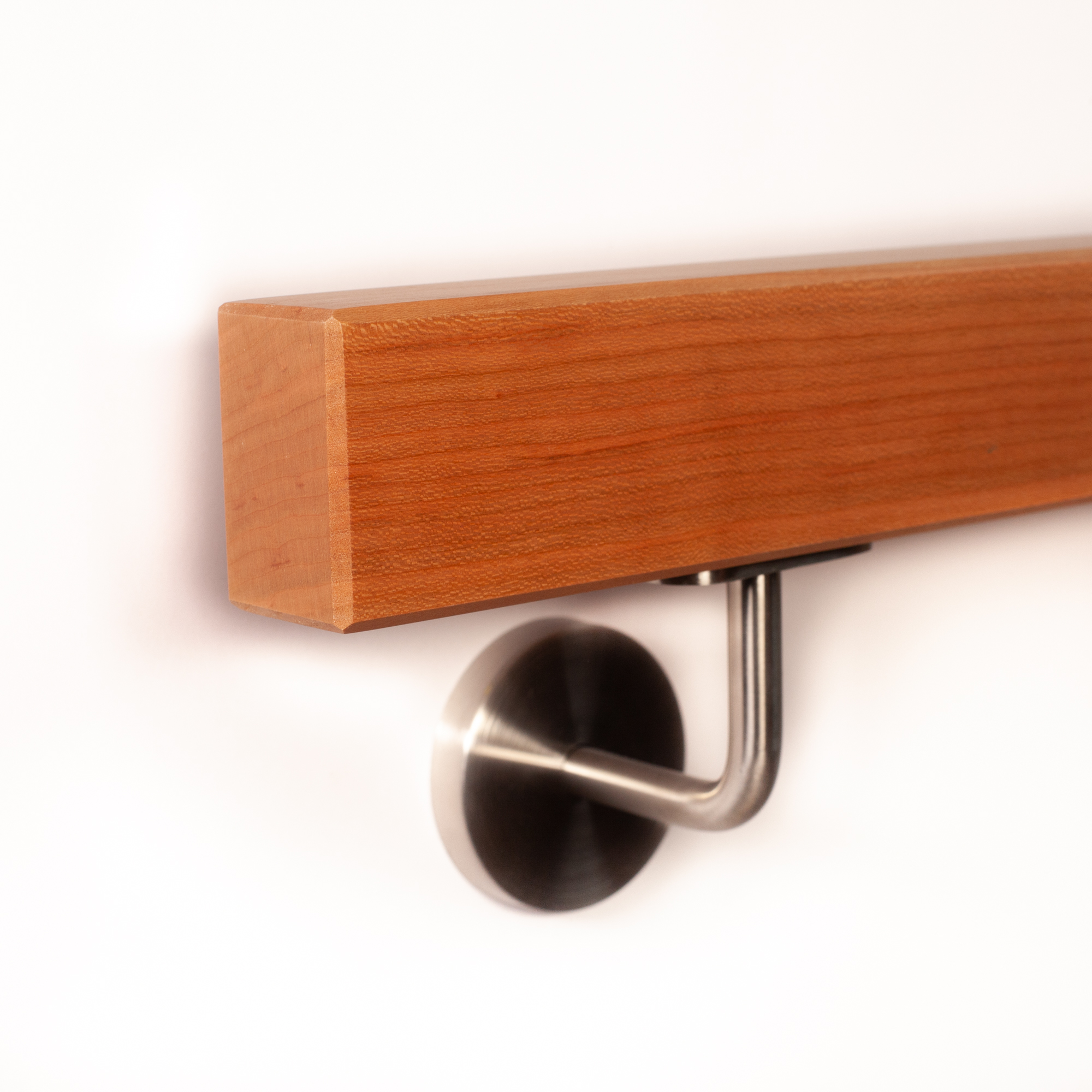 Pasamanos rectangular de cerezo con extremo recto y soporte de acero inoxidable, madera de cerezo rojiza en primer plano