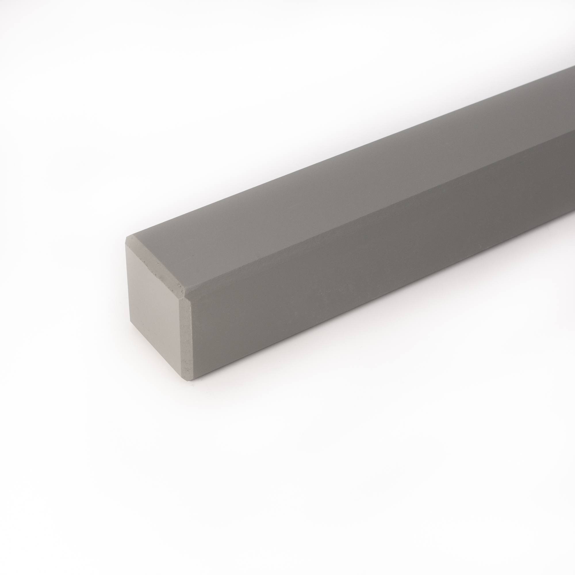 Pasamanos cuadrado de madera lacado en gris, extremo con bisel perimetral, primer plano en diagonal sobre fondo blanco