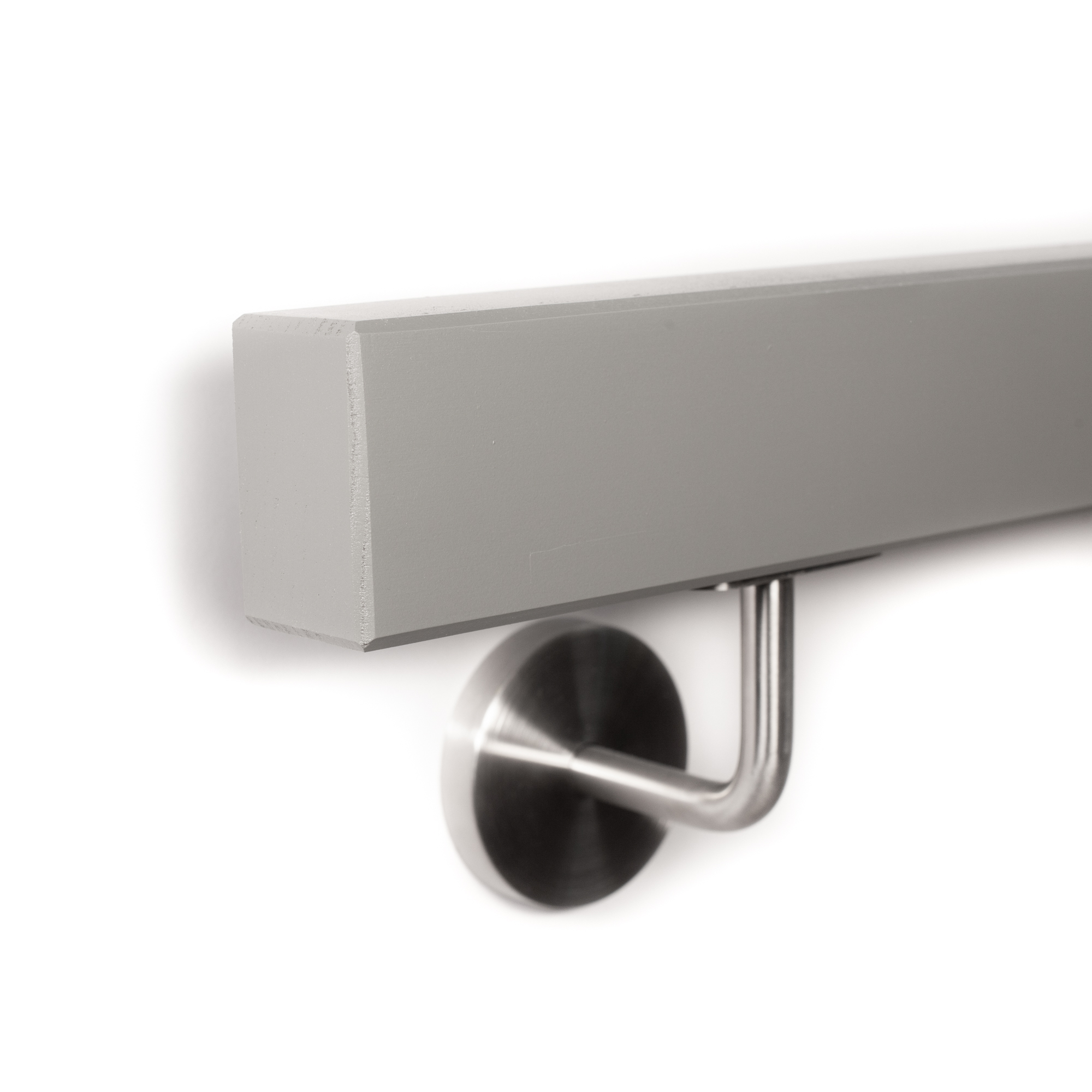 Pasamanos rectangular de haya gris de canto con soporte de acero inoxidable, extremo con bisel en los cantos