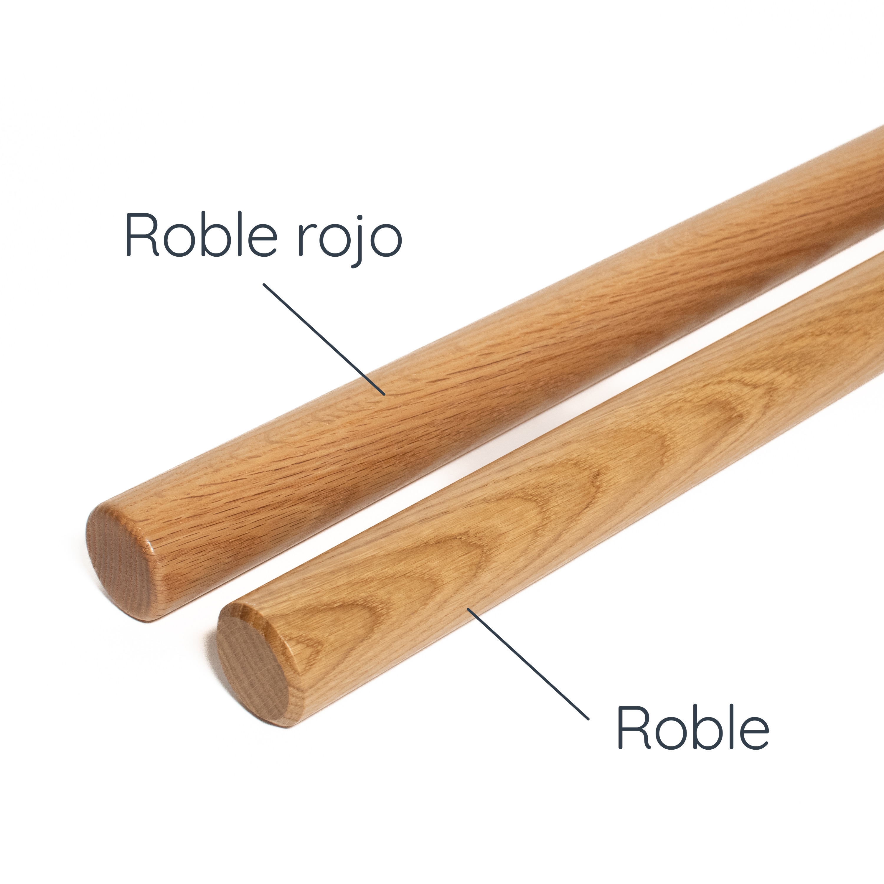 Comparación de pasamanos redondos de roble rojo y roble: dos barras con extremo recto y rótulo de cada madera