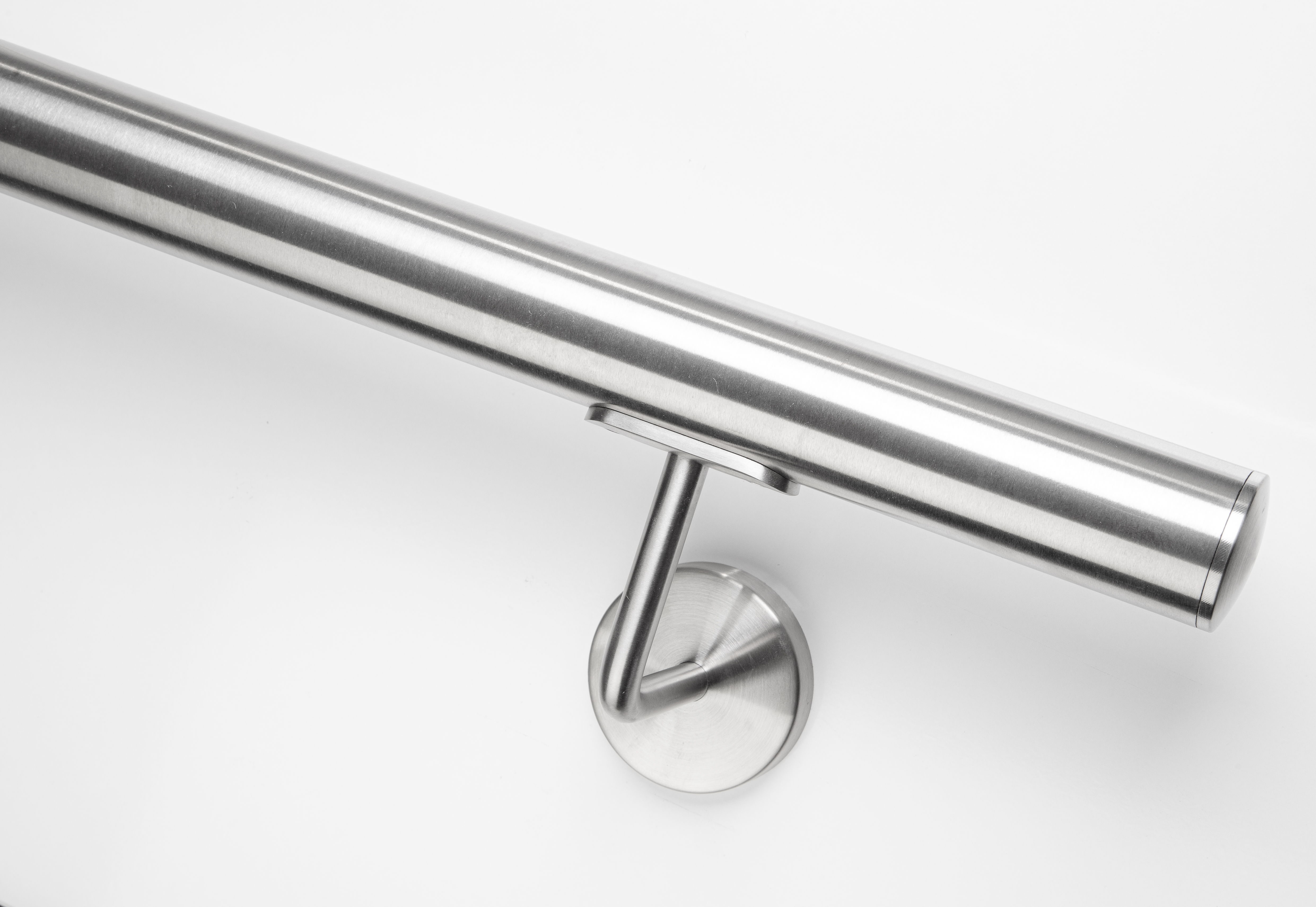 Pasamanos redondo de acero inoxidable con soporte de pared y remate plano, vista lateral en pared blanca, primer plano