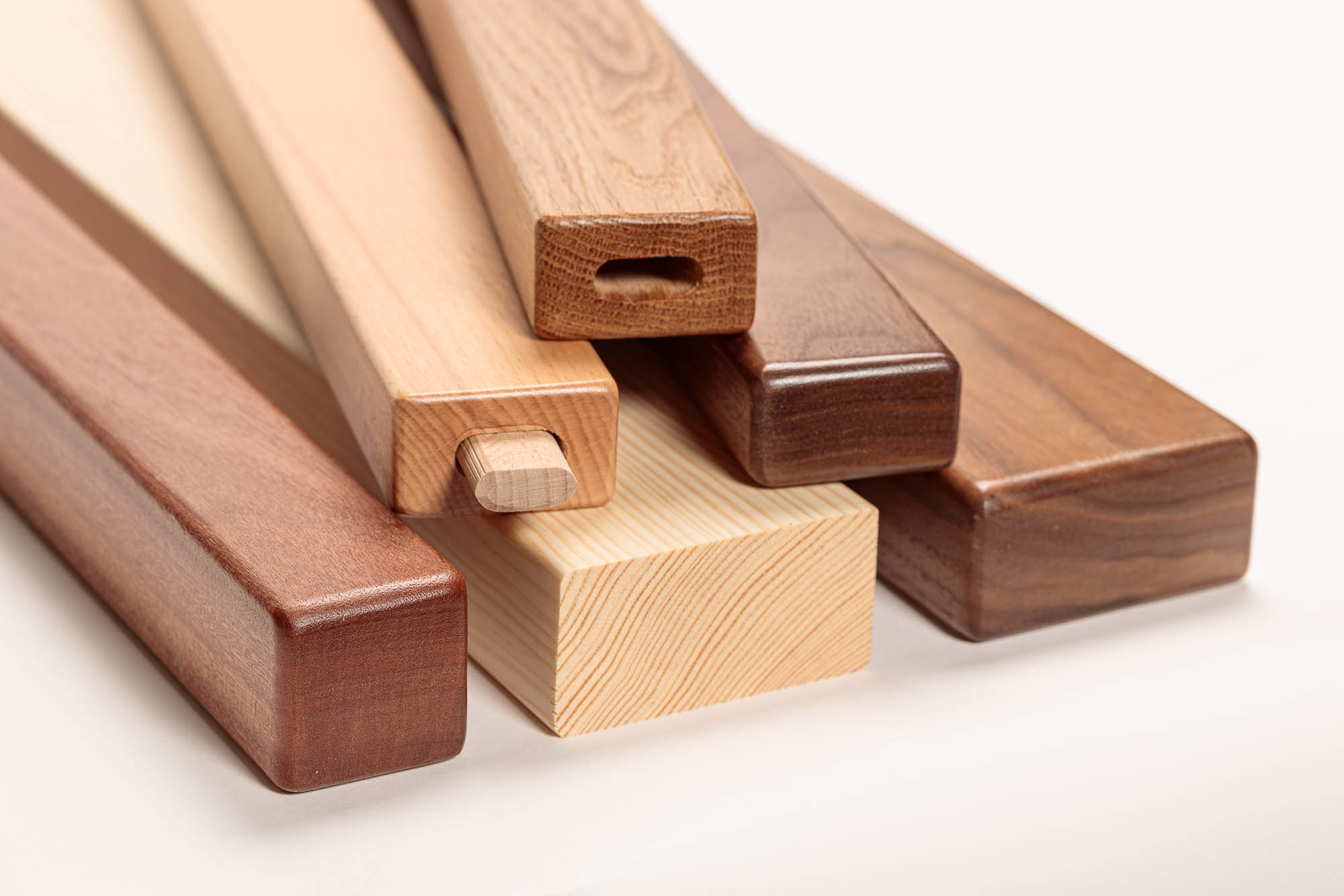 Pasamanos rectangulares de madera en distintas maderas, apilados, un perfil con pieza de unión de madera, detalle de extremos