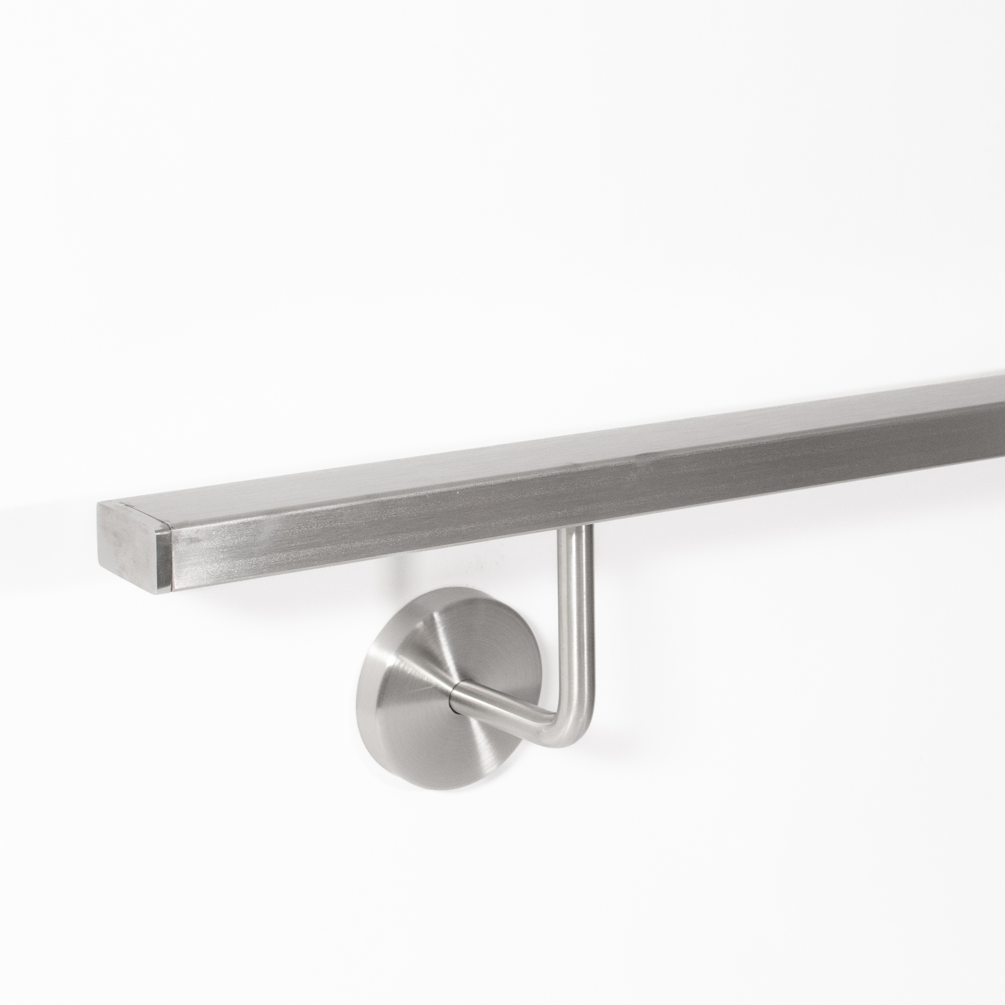 Pasamanos rectangular de acero inoxidable, perfil plano cepillado con soporte curvado y roseta sobre fondo blanco