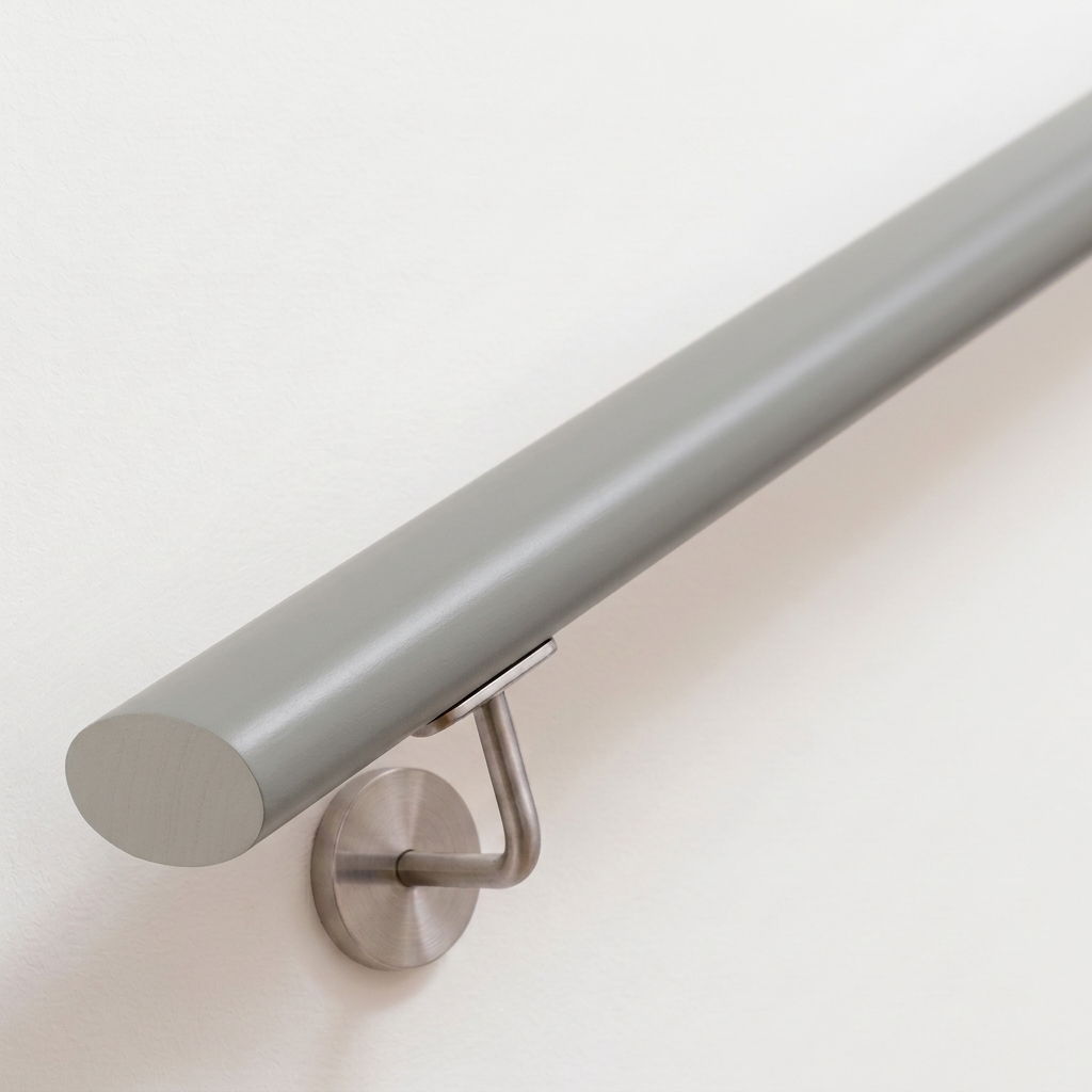 Pasamanos ovalado de haya lacado gris en pared blanca con soporte de acero inoxidable, superficie lisa, extremo recto
