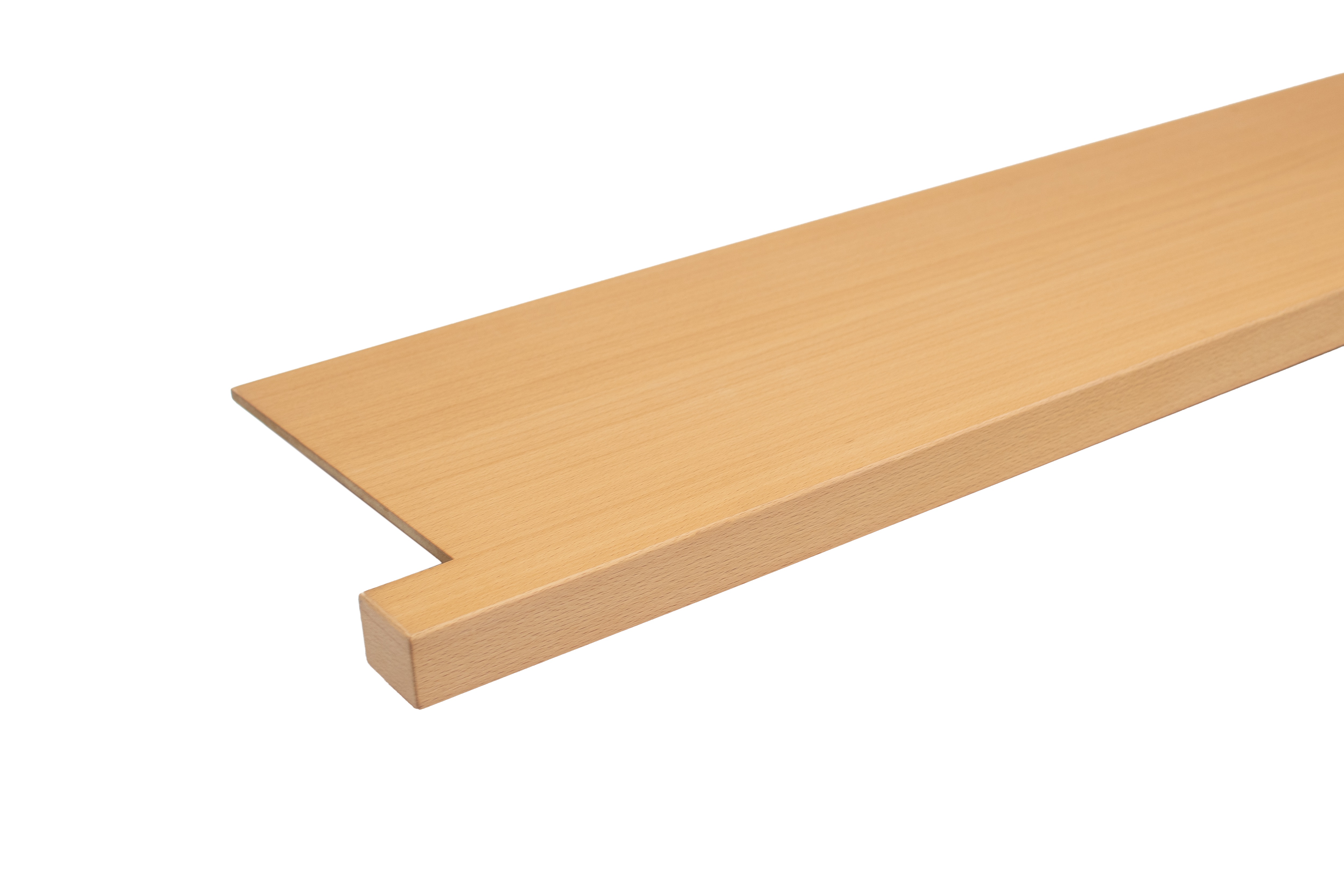 Alféizar de renovación de haya natural, madera maciza, vista oblicua con canto frontal en ángulo, sobre fondo blanco