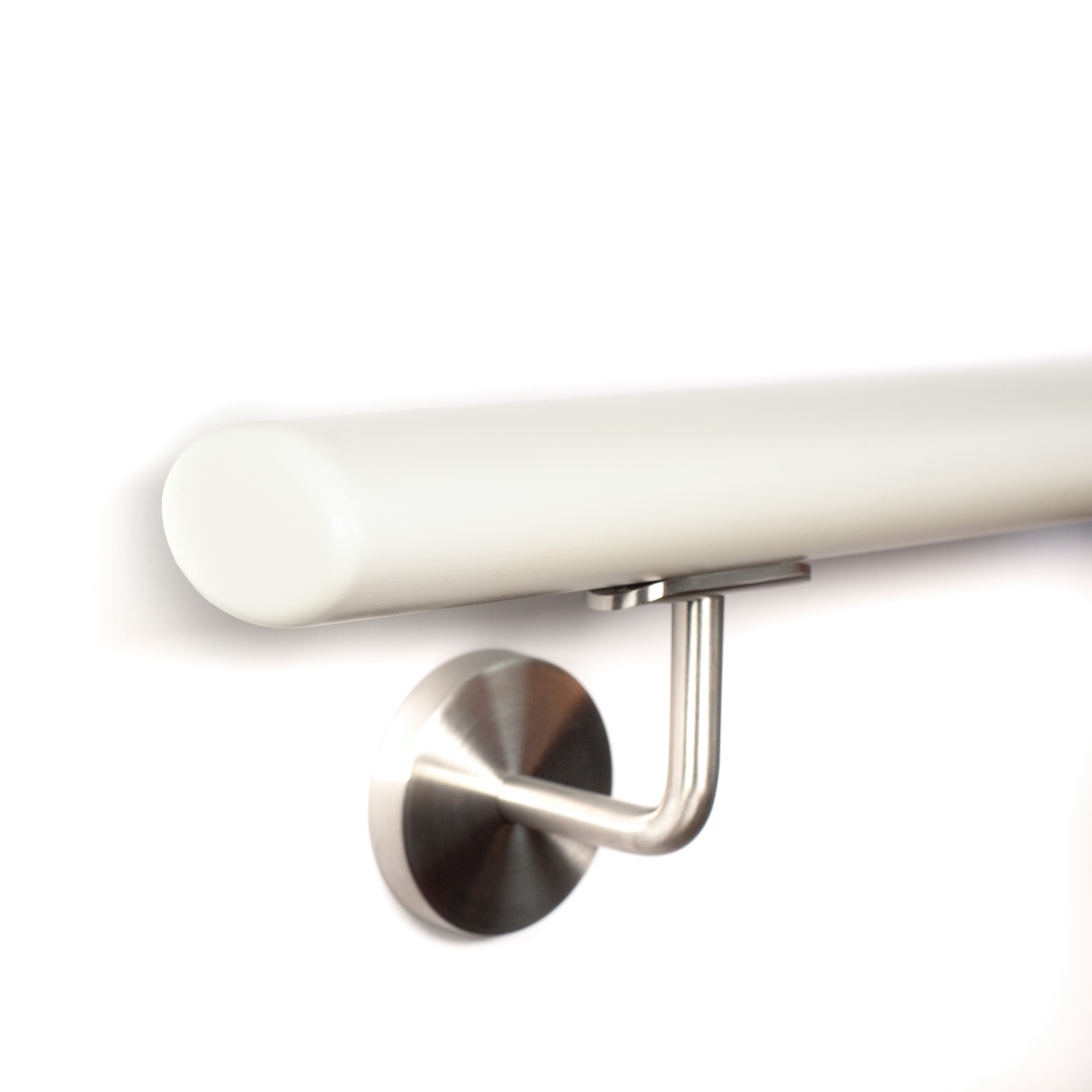 Pasamanos lacado blanco con soporte de acero inoxidable en pared blanca, extremo redondeado, primer plano desde abajo