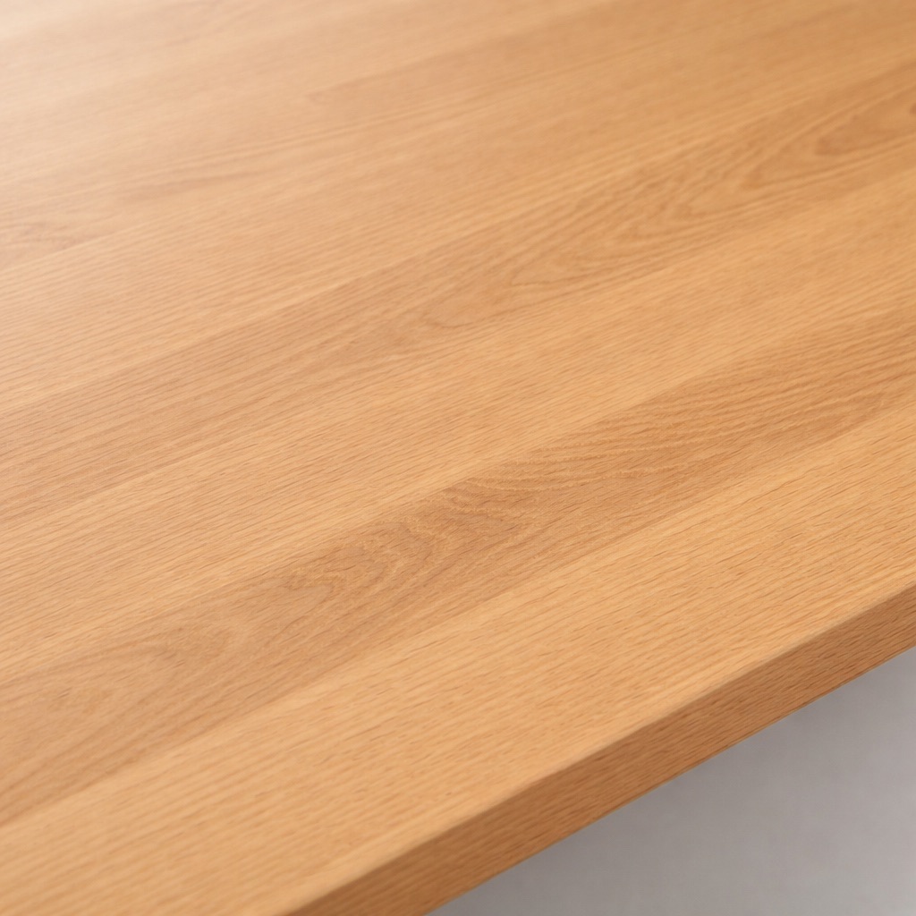 Alféizar de melamina con aspecto de madera de roble, primer plano del decorado de madera y del canto delantero