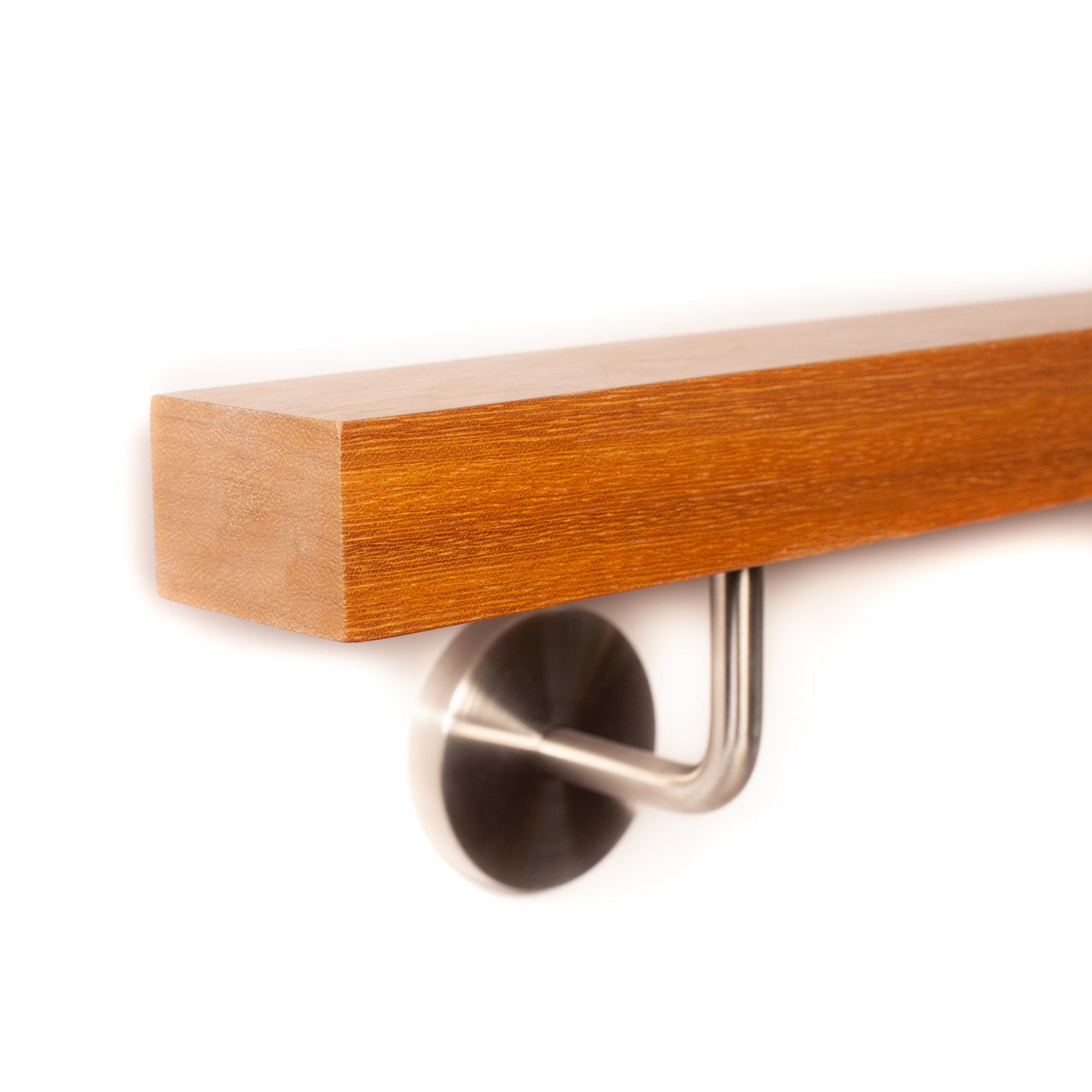 Pasamanos rectangular de iroko con extremo recto y soporte de acero inoxidable con roseta redonda, foto de estudio en blanco