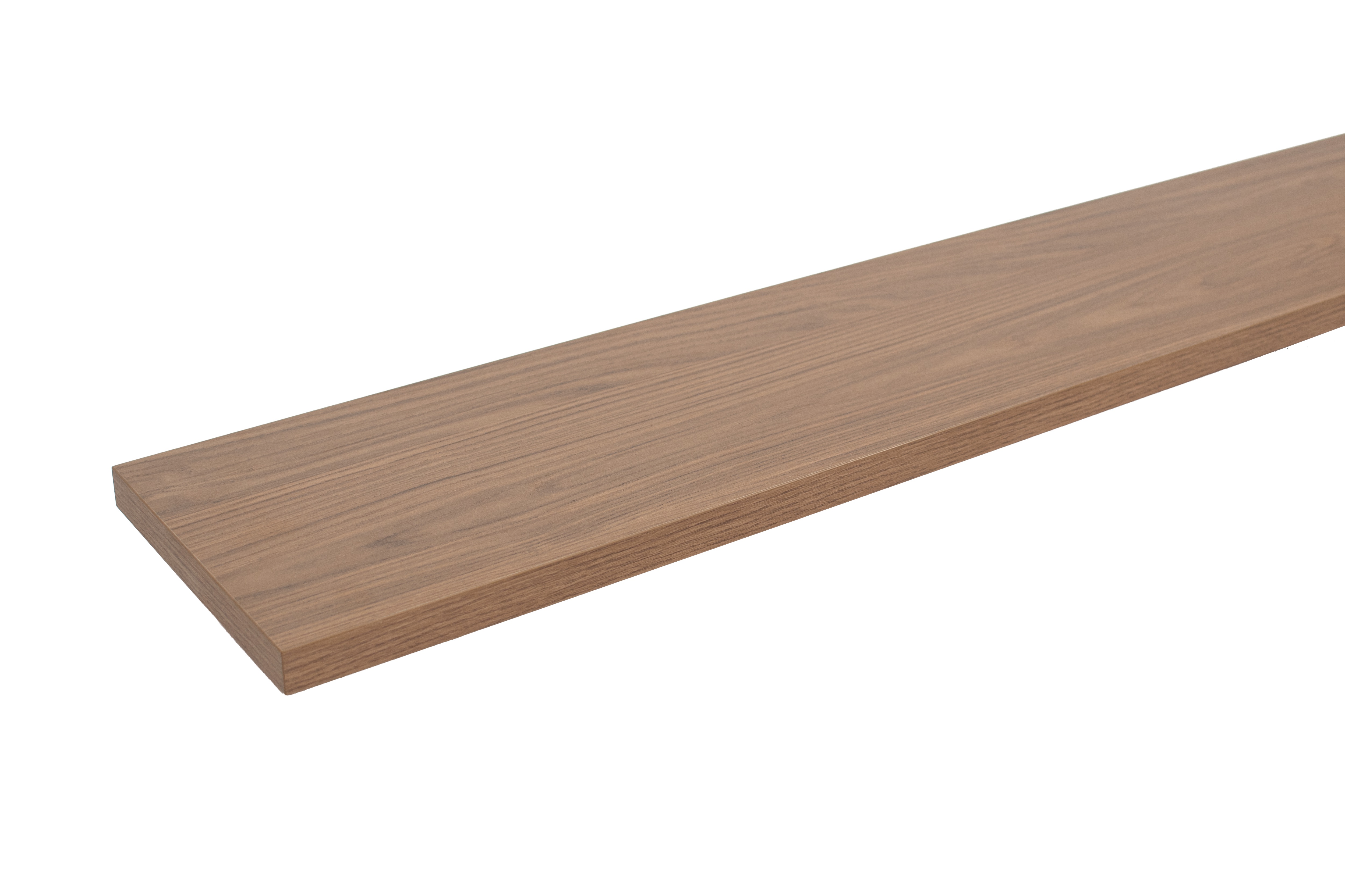 Alféizar de melamina con aspecto de madera de nogal, vista lateral rasante con la cara frontal, fondo blanco
