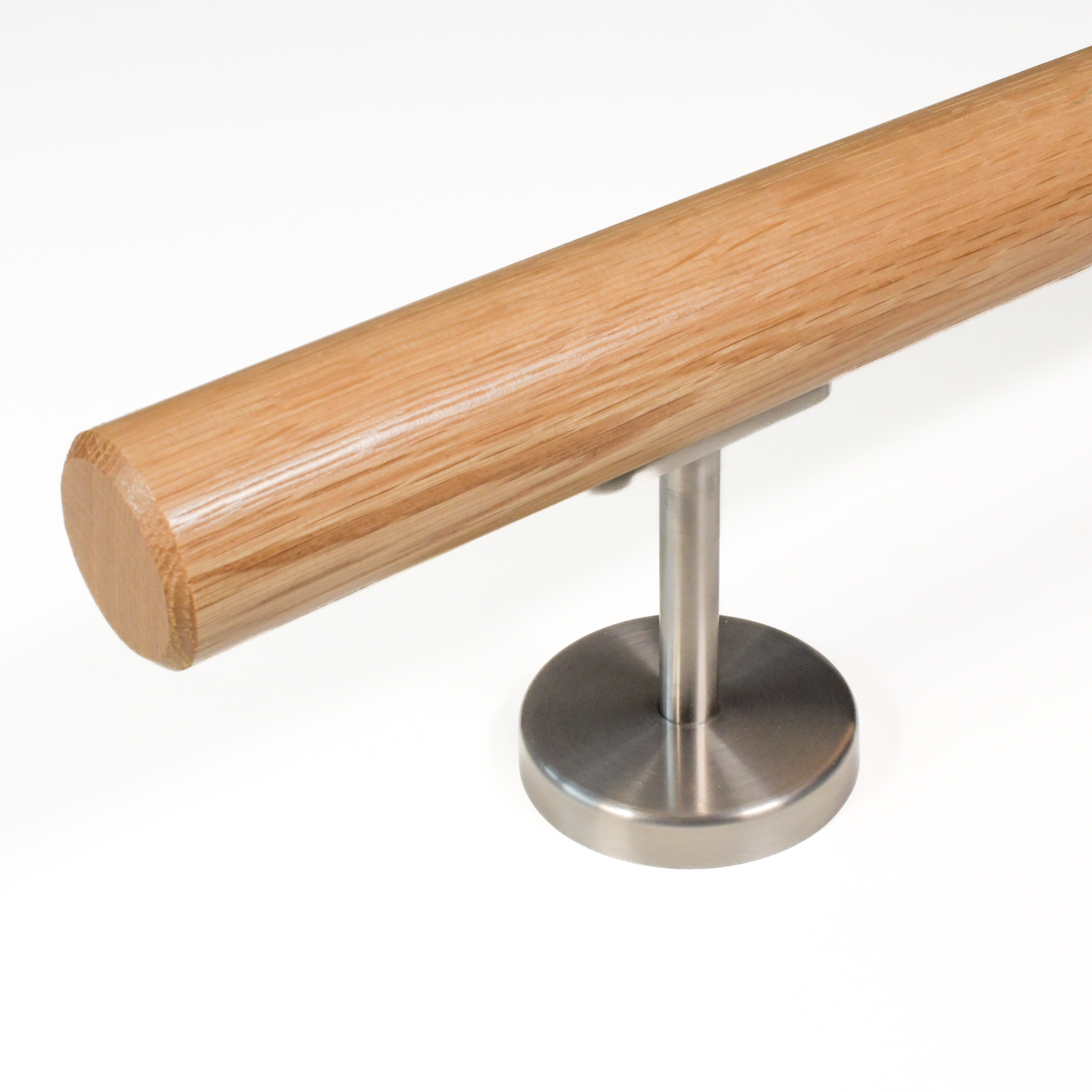 Soporte para pasamanos modelo 06 corto de acero inoxidable con pasamanos de madera redondo sobre placa curvada, fondo blanco