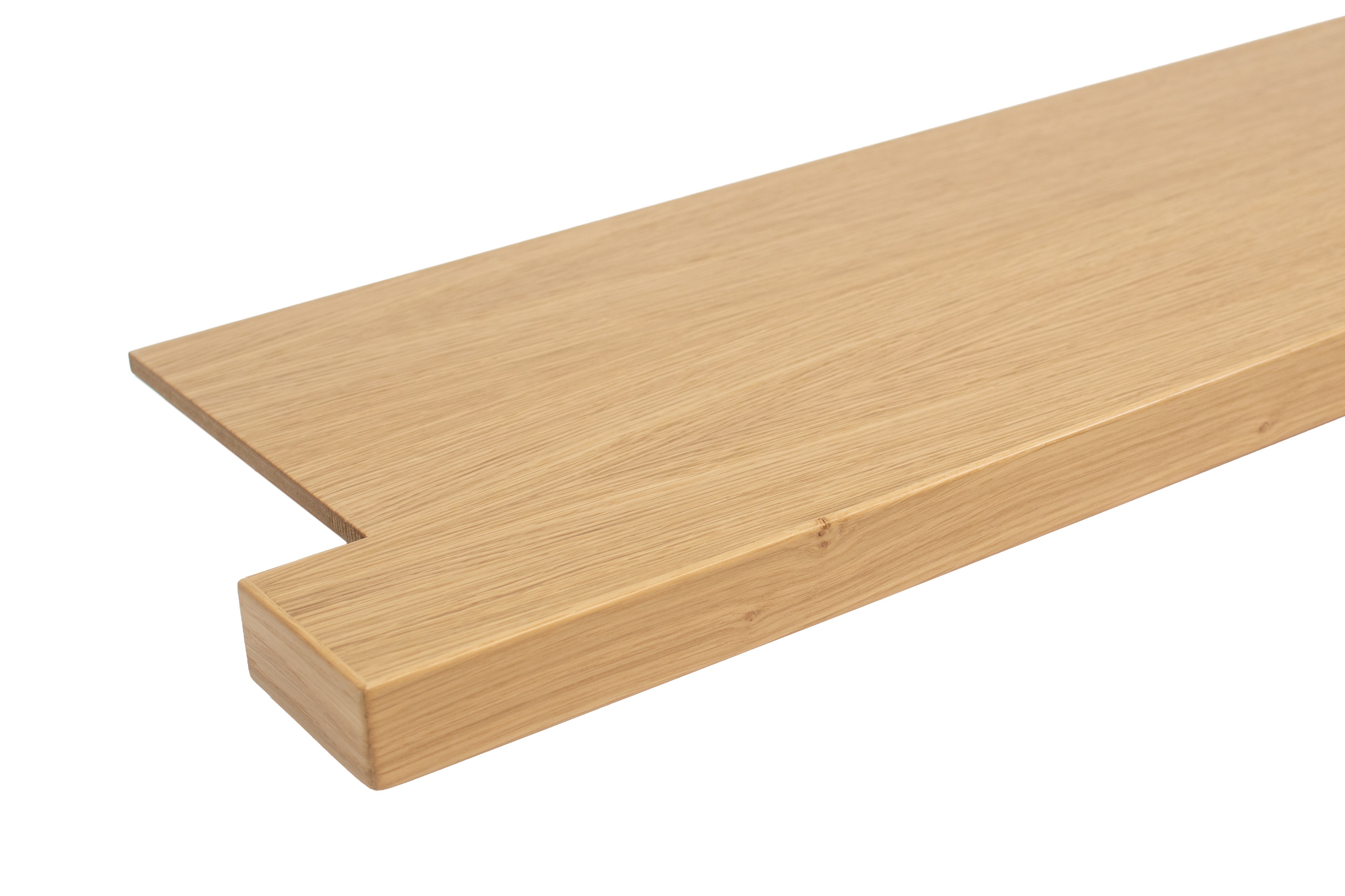 Alféizar de renovación de madera maciza con canto frontal más grueso y rebaje para cubrir alféizares antiguos, fondo blanco