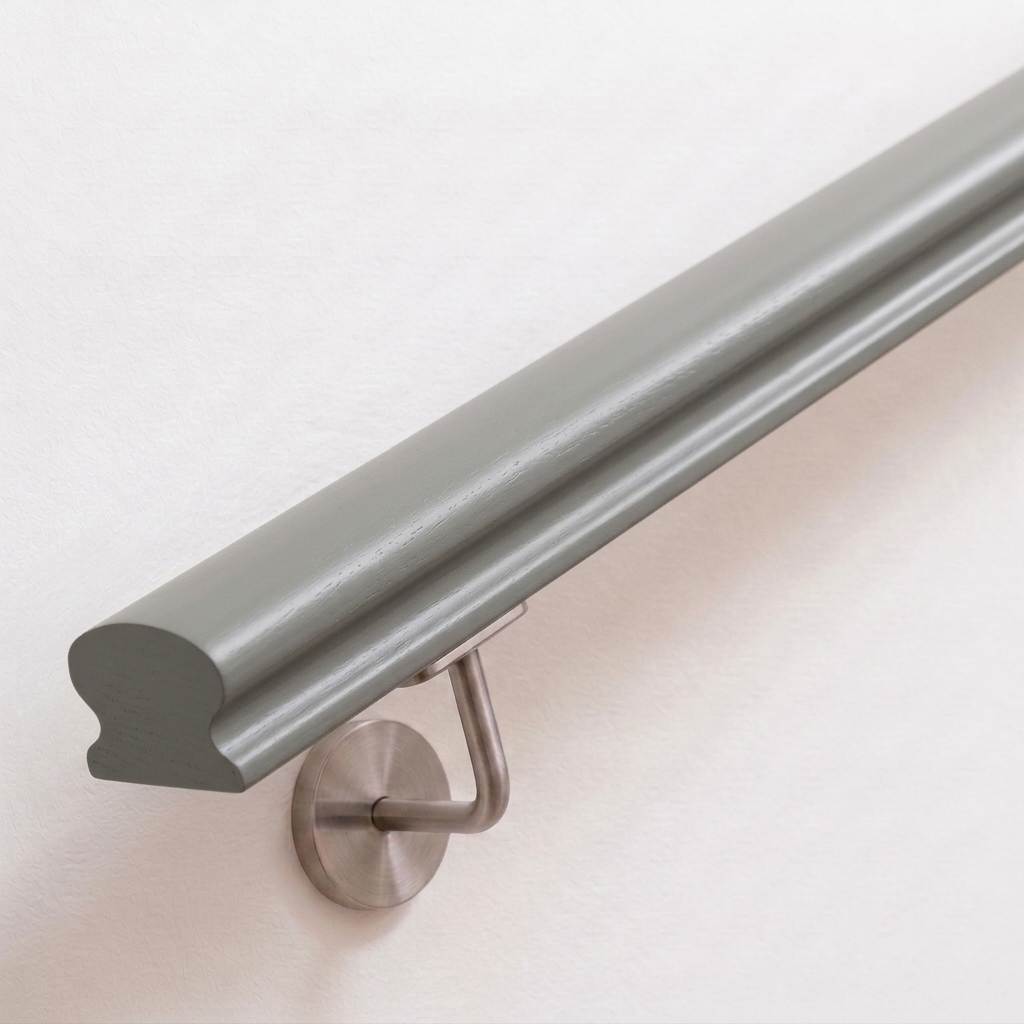 Pasamanos Omega gris de haya lacado en pared blanca con soporte de acero inoxidable, perfil Omega con testa recta
