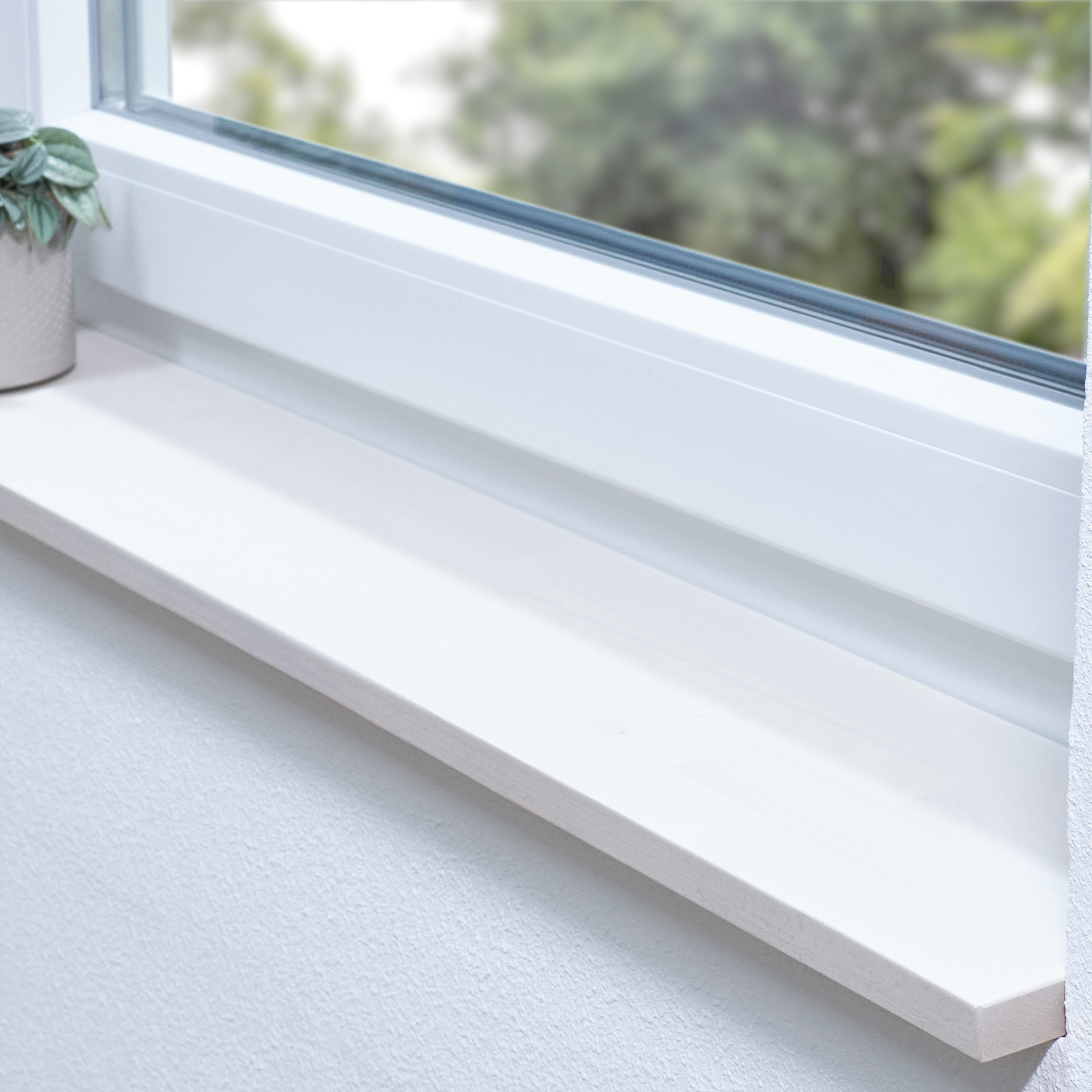 Alféizar de haya de corazón rojo teñido de blanco, con unión dentada, en derrame blanco con planta en maceta y vista al verde
