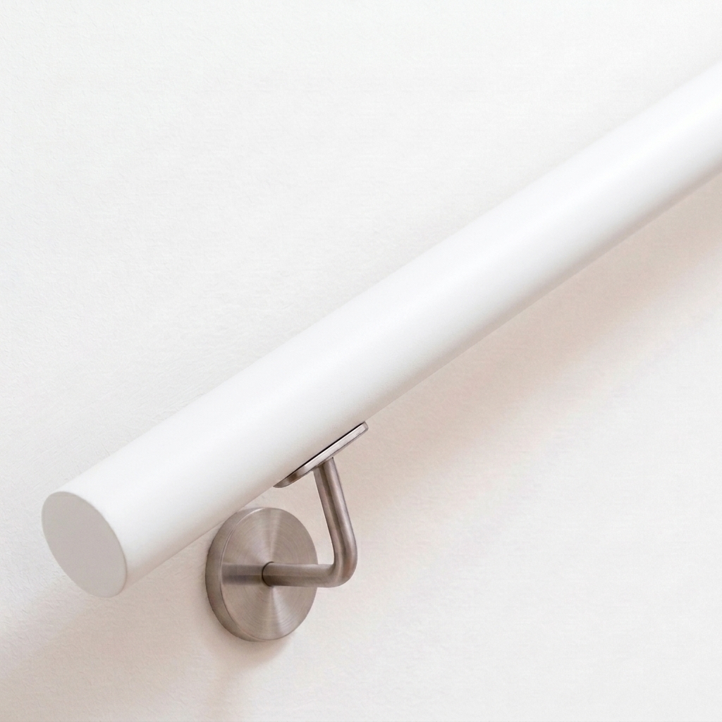 Pasamanos redondo blanco de haya lacado con soporte de acero inoxidable en pared blanca, extremo recto, vista desde arriba