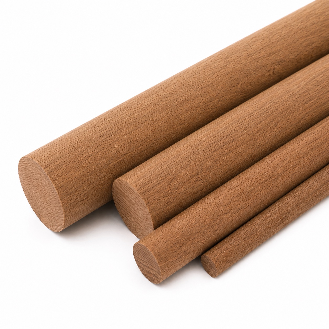 Barra redonda de caoba en cuatro diámetros, varillas de madera de un metro marrón rojizo, recortadas sobre fondo blanco