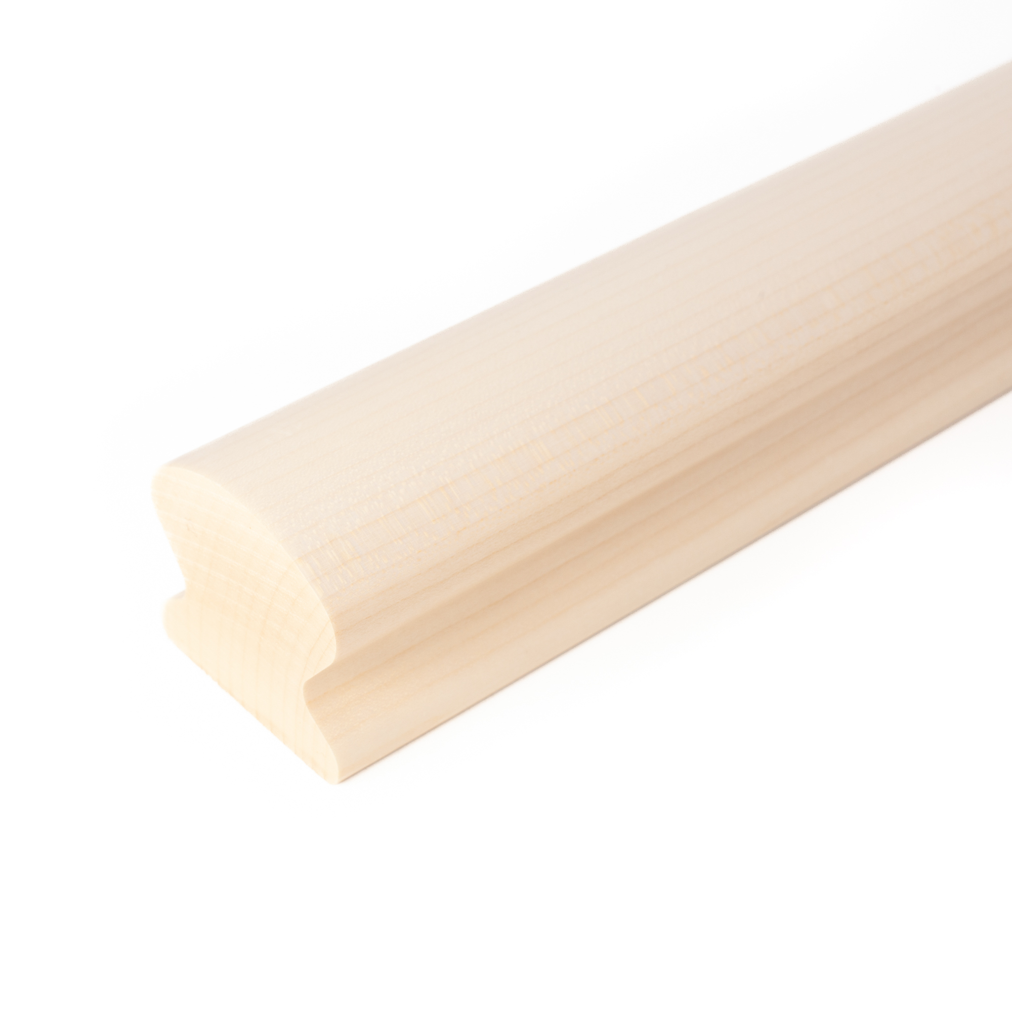 Pasamanos Omega de arce natural, extremo recto, primer plano del perfil Omega con ranura de agarre, fondo blanco