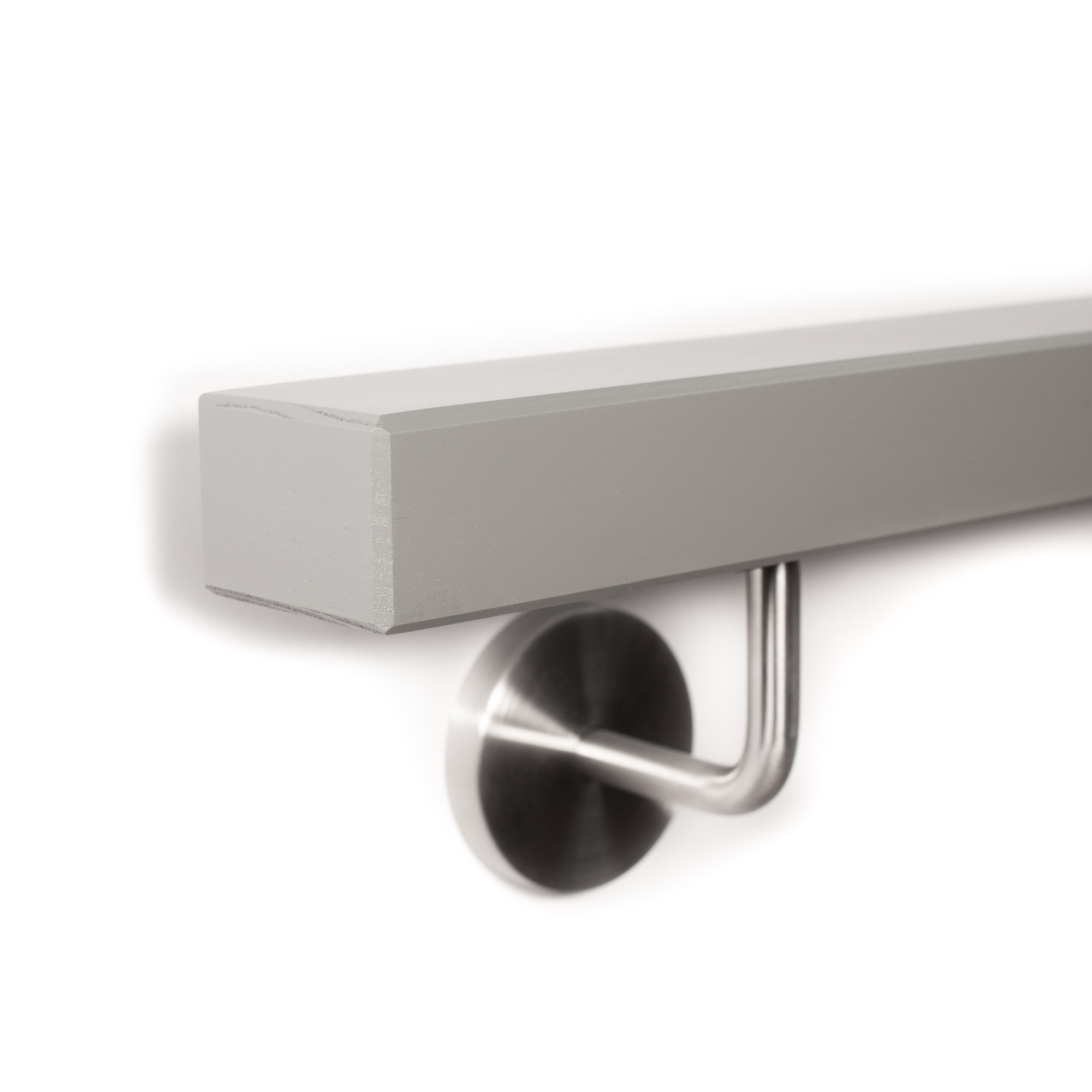 Pasamanos rectangular de haya gris en horizontal con soporte de acero inoxidable, extremo con bisel en los cantos